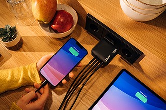 Verbatim GaN 32216, cestovná nabíjačka do siete USB 3.0, USB C, sivá, 165 W, vymeniteľné vidlice C,G,A.

So svojimi skladacími americkými kolíkmi a vymeniteľnými zástrčkami EU a UK je dokonalým spoločníkom na cesty.