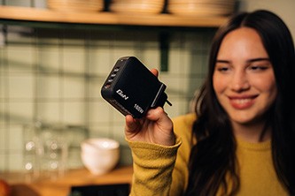 Verbatim GaN 32216, cestovná nabíjačka do siete USB 3.0, USB C, sivá, 165 W, vymeniteľné vidlice C,G,A.

So svojimi skladacími americkými kolíkmi a vymeniteľnými zástrčkami EU a UK je dokonalým spoločníkom na cesty.