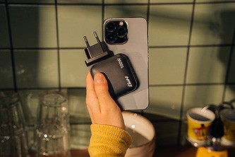 Verbatim GaN 32231, cestovná nabíjačka do siete, USB 3.0, USB C, sivá, 100 W, vymeniteľné vidlice C,G,A.

So skladacími americkými kolíkmi a vymeniteľnými zástrčkami EU a UK je to dokonalý spoločník na cesty.