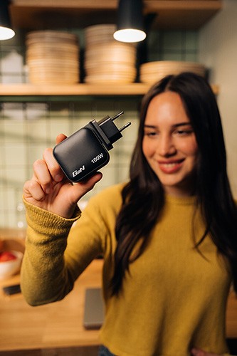 Verbatim GaN 32231, cestovná nabíjačka do siete, USB 3.0, USB C, sivá, 100 W, vymeniteľné vidlice C,G,A.

So skladacími americkými kolíkmi a vymeniteľnými zástrčkami EU a UK je to dokonalý spoločník na cesty.