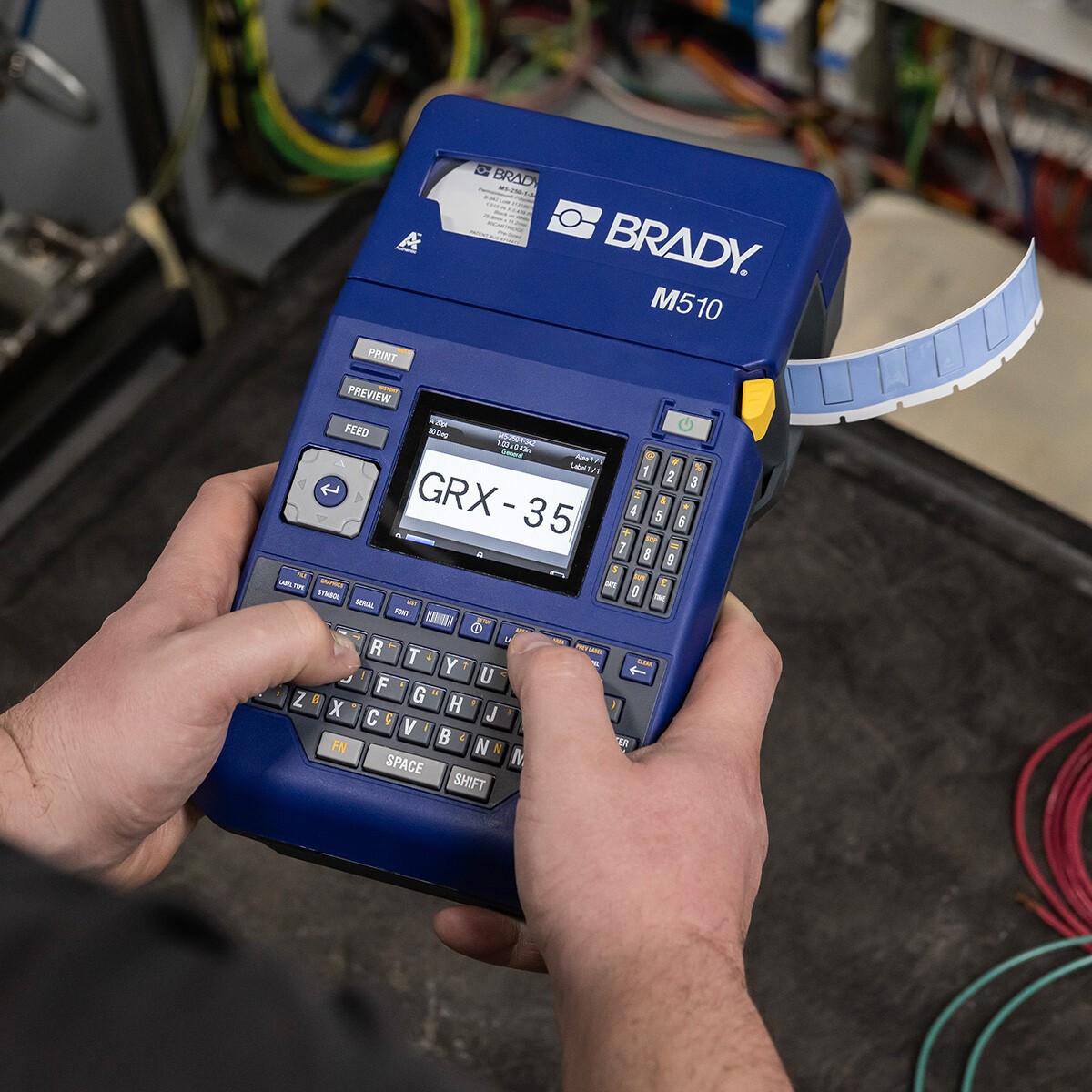 Brady BR-M510-EU 177181 tlačiareň štítkov.
Intuitívna klávesnica QWERTY
Farebný LCD displej
Odolnosť proti pádom z výšky až 1,2 m
Bezokrajová tlač
Numerická klávesnica
Automatická detekcia etikiet
Rozlíšenie 300dpi
Veľkokapacitná batéria typu Li-Ion alebo NiMH
Tlač pomocou softvéru Brady Workstation
Ručné odrezávanie etikiet
Pripojenie pomocou USB
Termotransferová tlačová technológia
Maximálna šírka tlače až 36.58 mm
Maximálna šírka etikety až 38.10 mm
Minimálna šírka etikety - 5.97 mm

Obsah balenia: Tlačiareň štítkov Brady 510 BR-M510-EU, sieťový adaptér, sada softvéru Brady Workstation Basic Design Suite, kazeta s vinylovými štítkami pre vnútorné/vonkajšie použitie, stručný návod na použitie, nabíjateľná batéria NiMH, USB kábel, USB flash disk s ovládačom a používateľskou príručkou