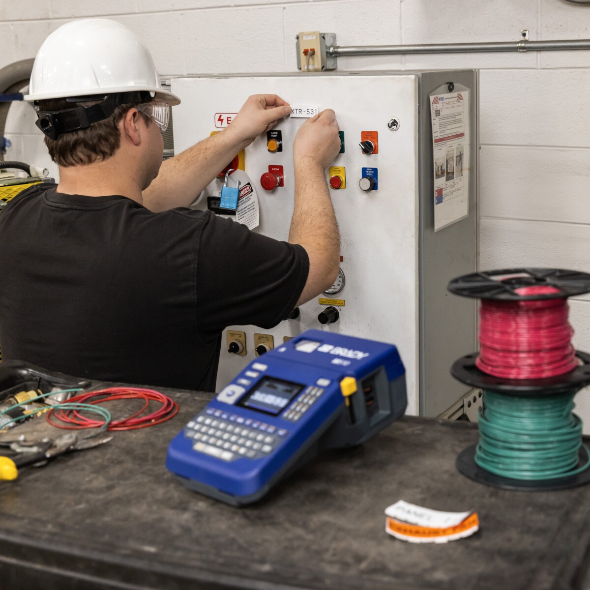 Brady BR-M510-EU 177181 tlačiareň štítkov.
Intuitívna klávesnica QWERTY
Farebný LCD displej
Odolnosť proti pádom z výšky až 1,2 m
Bezokrajová tlač
Numerická klávesnica
Automatická detekcia etikiet
Rozlíšenie 300dpi
Veľkokapacitná batéria typu Li-Ion alebo NiMH
Tlač pomocou softvéru Brady Workstation
Ručné odrezávanie etikiet
Pripojenie pomocou USB
Termotransferová tlačová technológia
Maximálna šírka tlače až 36.58 mm
Maximálna šírka etikety až 38.10 mm
Minimálna šírka etikety - 5.97 mm

Obsah balenia: Tlačiareň štítkov Brady 510 BR-M510-EU, sieťový adaptér, sada softvéru Brady Workstation Basic Design Suite, kazeta s vinylovými štítkami pre vnútorné/vonkajšie použitie, stručný návod na použitie, nabíjateľná batéria NiMH, USB kábel, USB flash disk s ovládačom a používateľskou príručkou