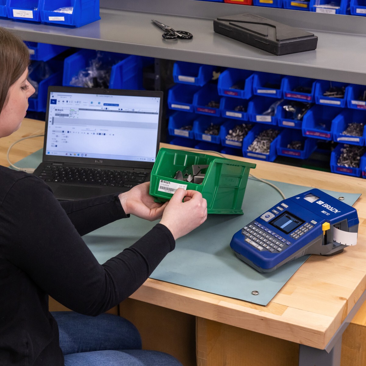 Brady BR-M510-EU 177181 tlačiareň štítkov.
Intuitívna klávesnica QWERTY
Farebný LCD displej
Odolnosť proti pádom z výšky až 1,2 m
Bezokrajová tlač
Numerická klávesnica
Automatická detekcia etikiet
Rozlíšenie 300dpi
Veľkokapacitná batéria typu Li-Ion alebo NiMH
Tlač pomocou softvéru Brady Workstation
Ručné odrezávanie etikiet
Pripojenie pomocou USB
Termotransferová tlačová technológia
Maximálna šírka tlače až 36.58 mm
Maximálna šírka etikety až 38.10 mm
Minimálna šírka etikety - 5.97 mm

Obsah balenia: Tlačiareň štítkov Brady 510 BR-M510-EU, sieťový adaptér, sada softvéru Brady Workstation Basic Design Suite, kazeta s vinylovými štítkami pre vnútorné/vonkajšie použitie, stručný návod na použitie, nabíjateľná batéria NiMH, USB kábel, USB flash disk s ovládačom a používateľskou príručkou