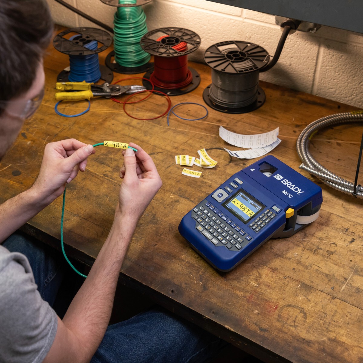 Brady BR-M510-EU 177181 tlačiareň štítkov.
Intuitívna klávesnica QWERTY
Farebný LCD displej
Odolnosť proti pádom z výšky až 1,2 m
Bezokrajová tlač
Numerická klávesnica
Automatická detekcia etikiet
Rozlíšenie 300dpi
Veľkokapacitná batéria typu Li-Ion alebo NiMH
Tlač pomocou softvéru Brady Workstation
Ručné odrezávanie etikiet
Pripojenie pomocou USB
Termotransferová tlačová technológia
Maximálna šírka tlače až 36.58 mm
Maximálna šírka etikety až 38.10 mm
Minimálna šírka etikety - 5.97 mm

Obsah balenia: Tlačiareň štítkov Brady 510 BR-M510-EU, sieťový adaptér, sada softvéru Brady Workstation Basic Design Suite, kazeta s vinylovými štítkami pre vnútorné/vonkajšie použitie, stručný návod na použitie, nabíjateľná batéria NiMH, USB kábel, USB flash disk s ovládačom a používateľskou príručkou