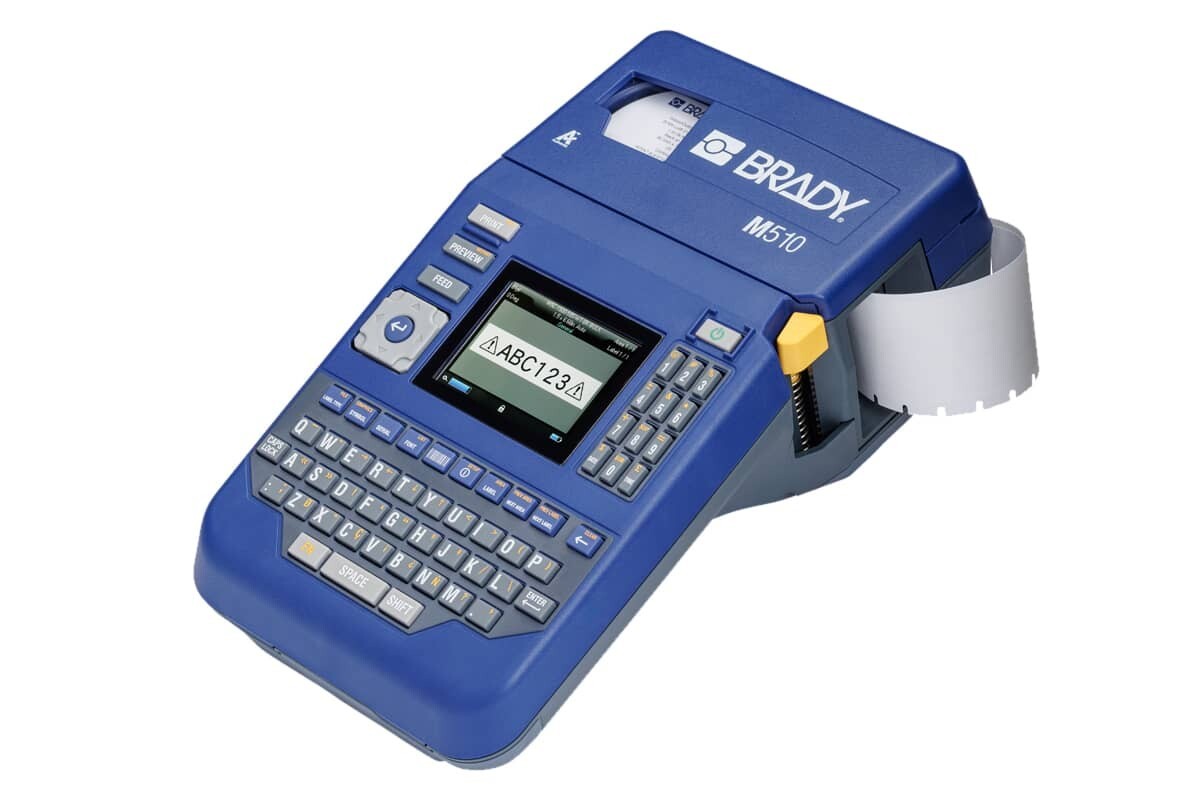 Brady BR-M510-EU 177181 tlačiareň štítkov.
Intuitívna klávesnica QWERTY
Farebný LCD displej
Odolnosť proti pádom z výšky až 1,2 m
Bezokrajová tlač
Numerická klávesnica
Automatická detekcia etikiet
Rozlíšenie 300dpi
Veľkokapacitná batéria typu Li-Ion alebo NiMH
Tlač pomocou softvéru Brady Workstation
Ručné odrezávanie etikiet
Pripojenie pomocou USB
Termotransferová tlačová technológia
Maximálna šírka tlače až 36.58 mm
Maximálna šírka etikety až 38.10 mm
Minimálna šírka etikety - 5.97 mm

Obsah balenia: Tlačiareň štítkov Brady 510 BR-M510-EU, sieťový adaptér, sada softvéru Brady Workstation Basic Design Suite, kazeta s vinylovými štítkami pre vnútorné/vonkajšie použitie, stručný návod na použitie, nabíjateľná batéria NiMH, USB kábel, USB flash disk s ovládačom a používateľskou príručkou