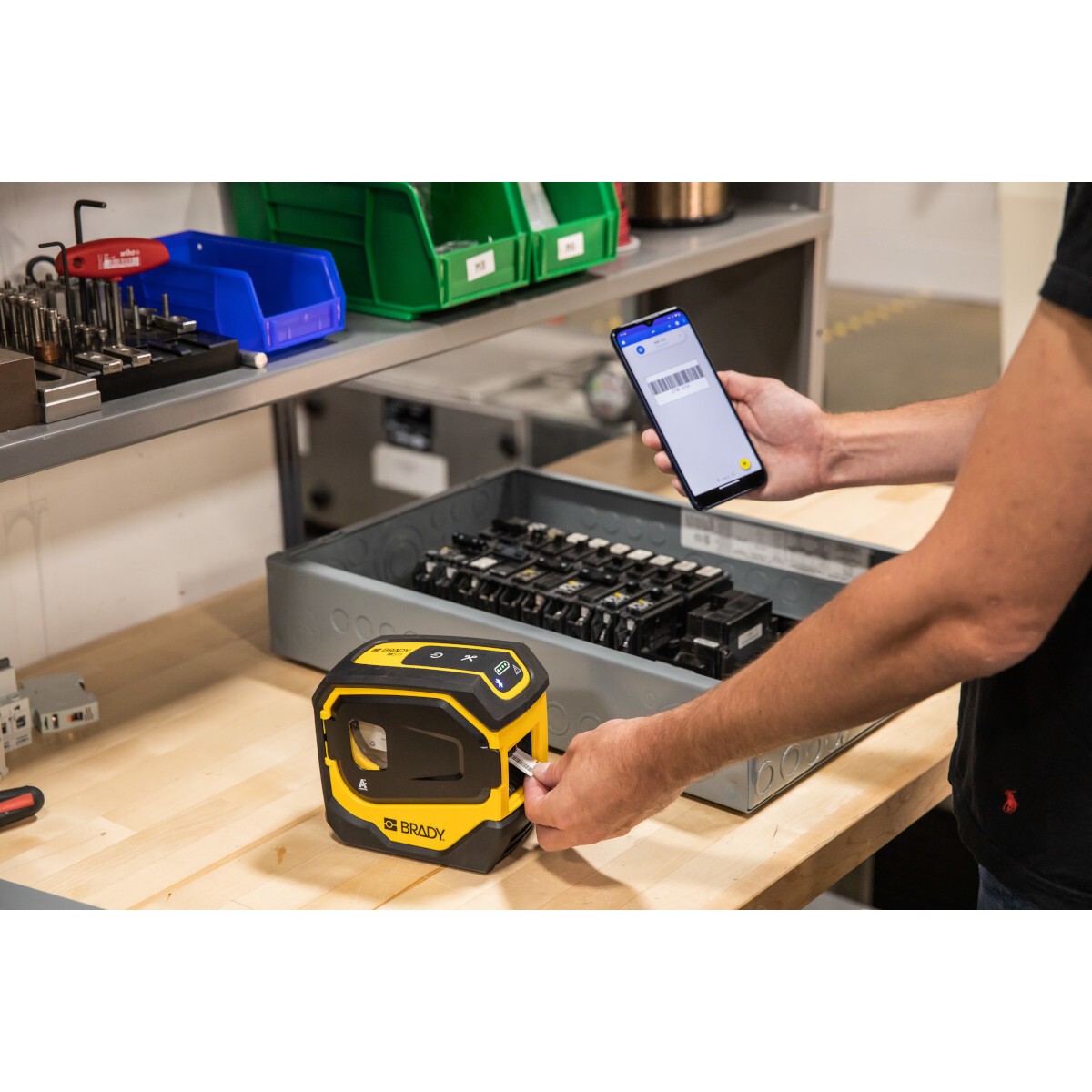 Brady M511-EU-UK-US 170970 tlačiareň štítkov.
Odolné proti nárazom na vojenskej úrovni - Odolá pádu z výšky 1,8 m a váhe 115 kg
Pripojenie pre viacerých používateľov - Možnosť pripojenia až 5 zariadení naraz
Mobilná aplikácia a softvér - Dizajn štítkov a tlač z telefónu, tabletu alebo notebooku
Priehľadné okienko - Umožňuje nahliadnuť na cartridge s páskou a zároveň ju chráni pred prachom
Využíva menej miesta - Štíhly profil - Tlačí v stoji alebo na boku
Dlhovekosť - Vďaka internej batérii Li-ION vydrží viac ako 8 hodín práce a na jedno nabitie vytlačí až 1 000 štítkov
Tlačí na štítky o šírke až 38,1 mm
Menej odpadu - Tlač od okraja k okraju
Kvalita tlače s vysokým rozlíšením - 300 dpi pre ostré a čitateľné 1D a 2D čiarové kódy, texty a grafiku

 Obsah balenia: Tlačiareň štítkov Brady M511, cartridge so štítkami M5C-1500-595-WT-BK, sieťový adaptér s EU a UK zástrčkou, príručka pre rýchle spustenie a sada Brady Workstation Basic design Suite.