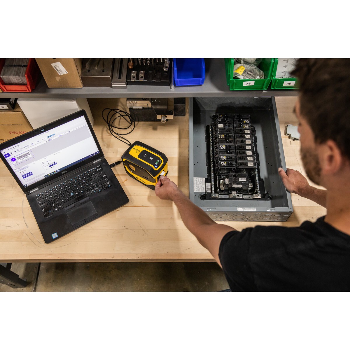 Brady M511-EU-UK-US 170970 tlačiareň štítkov.
Odolné proti nárazom na vojenskej úrovni - Odolá pádu z výšky 1,8 m a váhe 115 kg
Pripojenie pre viacerých používateľov - Možnosť pripojenia až 5 zariadení naraz
Mobilná aplikácia a softvér - Dizajn štítkov a tlač z telefónu, tabletu alebo notebooku
Priehľadné okienko - Umožňuje nahliadnuť na cartridge s páskou a zároveň ju chráni pred prachom
Využíva menej miesta - Štíhly profil - Tlačí v stoji alebo na boku
Dlhovekosť - Vďaka internej batérii Li-ION vydrží viac ako 8 hodín práce a na jedno nabitie vytlačí až 1 000 štítkov
Tlačí na štítky o šírke až 38,1 mm
Menej odpadu - Tlač od okraja k okraju
Kvalita tlače s vysokým rozlíšením - 300 dpi pre ostré a čitateľné 1D a 2D čiarové kódy, texty a grafiku

 Obsah balenia: Tlačiareň štítkov Brady M511, cartridge so štítkami M5C-1500-595-WT-BK, sieťový adaptér s EU a UK zástrčkou, príručka pre rýchle spustenie a sada Brady Workstation Basic design Suite.