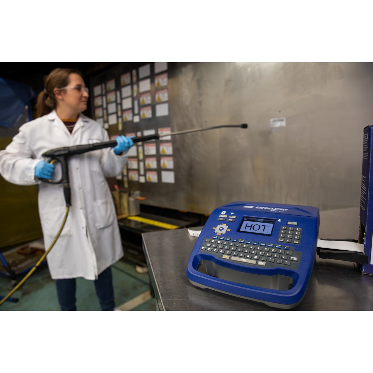 Brady M710-QWERTY-EU 317810 tlačiareň štítkov.



  
 
Vlastnosti štítkovača Brady M710-QWERTY-EU: 




Rýchlosť tlače 76,20 mm za sekundu
Klávesnica QWERTY
Ukladanie a import dátových súborov z jednotky USB
Import a ukladanie súborov, zoznamov a grafiky
Odolný voči pádu z výšky až 1,2m, piesku a prachu
Možnosť pripojenia pomocou USB
Vysoké rozlíšenie 300 dpi
Podpora zariadenia Android s operačným systémom Android 5+, iPhone 5S alebo novší s operačným systémom iOS 10+
Max.
Max.
Viac než 500 integrovaných symbolov
Automatický odrez štítkov

 






Balenie obsahuje: Štítkovač Brady M710-QWERTY-EU, pevný cestovný kufrík, USB kábel, dobíjaciu lítium-iónovú batériu, napájací adaptér, stručný návod na obsluhu, USB disk (informácie o výrobku a ovládač pre Windows), softvér na návrh etikiet Brady Workstation, rolku etikiet M7C-1000-595-WT a pásku M7-R6000.
 

 