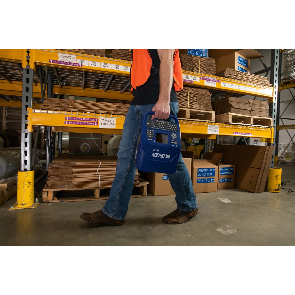 Brady M710-QWERTY-EU 317810 tlačiareň štítkov.



  
 
Vlastnosti štítkovača Brady M710-QWERTY-EU: 




Rýchlosť tlače 76,20 mm za sekundu
Klávesnica QWERTY
Ukladanie a import dátových súborov z jednotky USB
Import a ukladanie súborov, zoznamov a grafiky
Odolný voči pádu z výšky až 1,2m, piesku a prachu
Možnosť pripojenia pomocou USB
Vysoké rozlíšenie 300 dpi
Podpora zariadenia Android s operačným systémom Android 5+, iPhone 5S alebo novší s operačným systémom iOS 10+
Max.
Max.
Viac než 500 integrovaných symbolov
Automatický odrez štítkov

 






Balenie obsahuje: Štítkovač Brady M710-QWERTY-EU, pevný cestovný kufrík, USB kábel, dobíjaciu lítium-iónovú batériu, napájací adaptér, stručný návod na obsluhu, USB disk (informácie o výrobku a ovládač pre Windows), softvér na návrh etikiet Brady Workstation, rolku etikiet M7C-1000-595-WT a pásku M7-R6000.
 

 