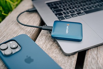 SSD Externí Verbatim SnapBack Magnetic SSD, 32076, 2000GB, Blue Metallic, MagSave, 2x USB C kabel.