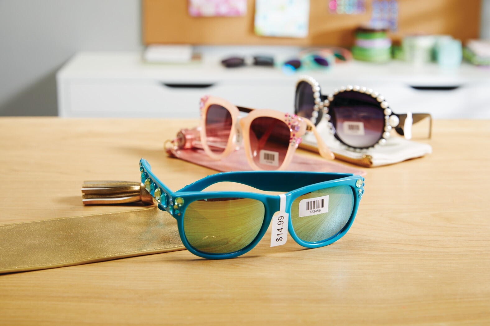 Dymo 2191635, 54mm x 11mm, 1500ks, cenové štítky pre šperky.
Originálna papierová rolka Dymo = záruka náplne priamo od výrobcu tlačiarne štítkov
100% použitie so štítkovačom - bezproblémové fungovanie
Etikety sú odolné proti vode, oleju a poškriabaniu
Osvedčená špičková kvalita - veľmi kvalitné a trvanlivé výsledky
Ideálne pre kancelárie aj domácnosti - vždy profesionálne označenie
Originálna rolka je kompatibilná s mnohými druhmi tlačiarní Dymo LabelWriter
Garancia Vašej spokojnosti s použitím našej originálnej náplne

Kód výrobcu: 2191635