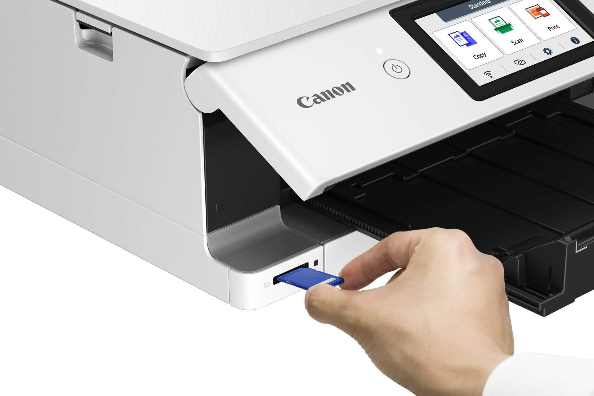 Canon PIXMA TS8751 6152C026 atramentová multifunkcia.
Vďaka veľkej naklápateľnej obrazovke s uhlopriečkou 4,3 palca a jednoduchému, prispôsobiteľnému dotykovému rozhraniu Switch UI, ktoré uľahčuje prístup k funkciám a nastaveniam, je používanie tlačiarne jednoduchšie než kedykoľvek predtýmJednoduchá tlač bez potreby použitia počítača
Tlačte fotografie a dokumenty bezdrôtovo z mobilného zariadenia pomocou aktualizácie aplikácie Canon PRINT.
Pomocou systému šiestich samostatných atramentov vytlačíte rýchlo ostré dokumenty (15 obr./min čiernobielo, 10 obr./min farebne) a nádherné fotografie v živých farbách (bezokrajové fotografie 4 × 6