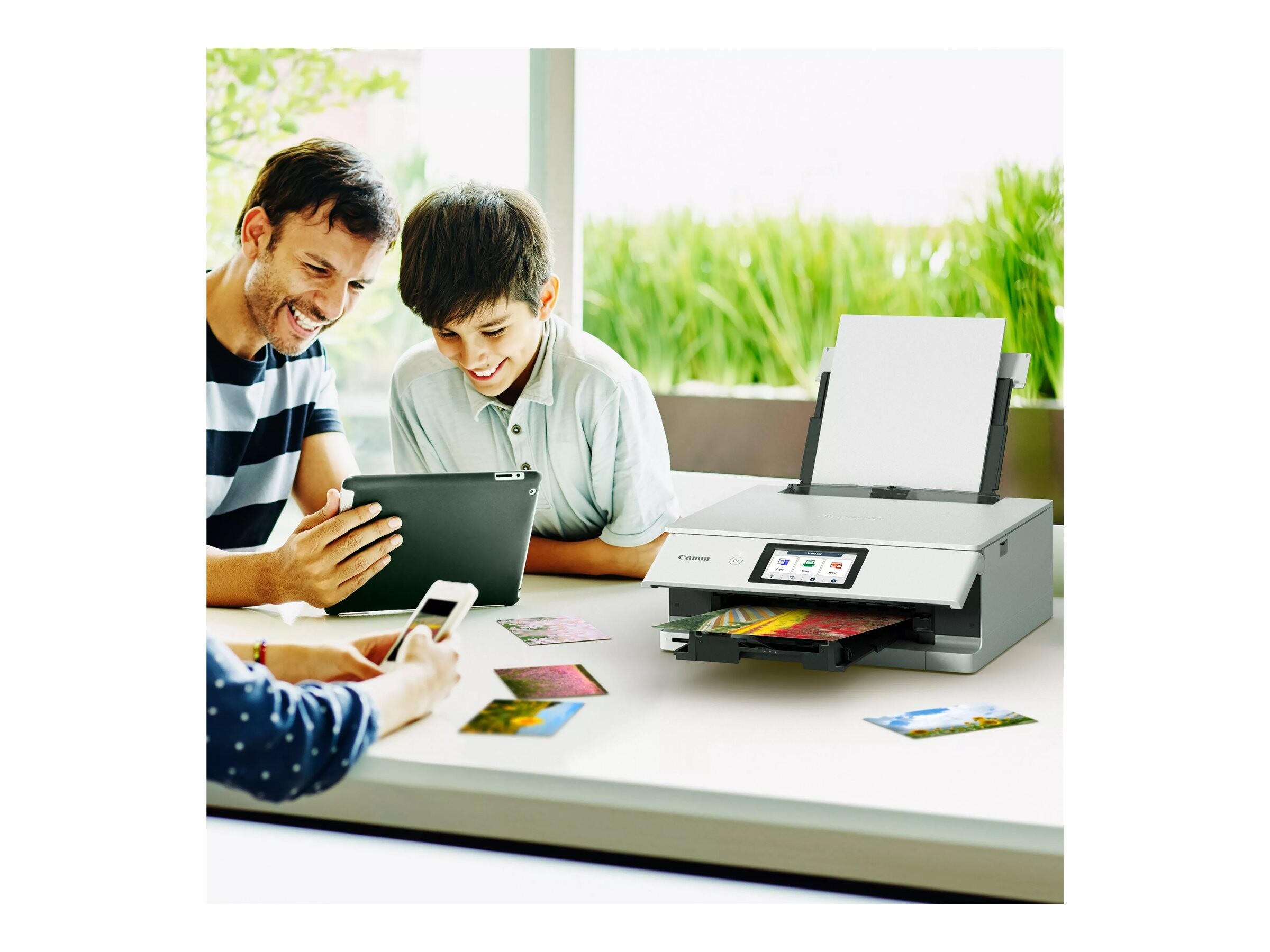 Canon PIXMA TS8751 6152C026 atramentová multifunkcia.
Vďaka veľkej naklápateľnej obrazovke s uhlopriečkou 4,3 palca a jednoduchému, prispôsobiteľnému dotykovému rozhraniu Switch UI, ktoré uľahčuje prístup k funkciám a nastaveniam, je používanie tlačiarne jednoduchšie než kedykoľvek predtýmJednoduchá tlač bez potreby použitia počítača
Tlačte fotografie a dokumenty bezdrôtovo z mobilného zariadenia pomocou aktualizácie aplikácie Canon PRINT.
Pomocou systému šiestich samostatných atramentov vytlačíte rýchlo ostré dokumenty (15 obr./min čiernobielo, 10 obr./min farebne) a nádherné fotografie v živých farbách (bezokrajové fotografie 4 × 6