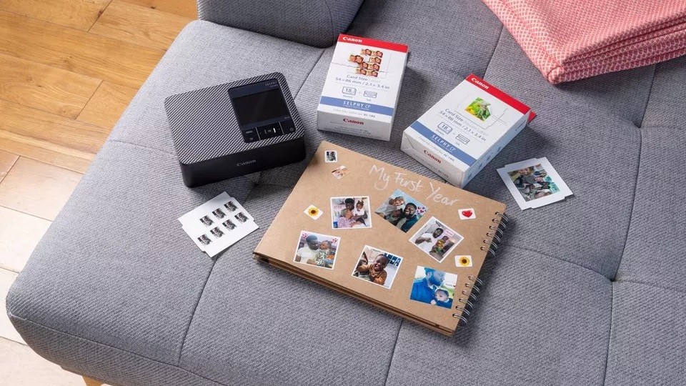 Canon SELPHY CP-1500 5539C002 fototlačiareň - čierna.
Tlačte krásne a odolné fotografie, ktoré vydržia až 100 rokov1 s touto jednoduchou, rýchlou a kompaktnou bezdrôtovou tlačiarňou.
Nádherné, počas okamihu vytlačené fotografie, ktoré vám vydržia celý život
Vytvárajte s touto kompaktnou fototlačiarňou nádherné fotografie plné farieb, ktoré vydržia až 100 rokov.
Nádherné fotografie počas pár okamihov
Vytvárajte fotografie so 16,7 milióna farieb oslnivej kvality ako z fotolaboratória.
Fotografie, ktoré vydržia
Ak sú fotografie uložené v albume, špeciálna vrstva ich ochráni po dobu až 100 rokov1.
Veľkosti stvorené pre vás
Tlačte nádherné živé snímky v rôznych veľkostiach od pohľadníc (100 × 148 mm) po miniatúrne nálepky (22 × 17,3 mm).
Jednoduché bezdrôtové ovládanie
Tlačte jednoducho a bezdrôtovo z inteligentného zariadenia pomocou aplikácie SELPHY Photo Layout.
Šetrí priestor s eleganciou
Toto je tlačiareň, s ktorou je život a ovládanie radosť, a to vďaka kompaktnej veľkosti, veľkému displeju LCD, bezdrôtovému pripojeniu a výberu z troch elegantných farebných prevedení.
Pripojte sa po svojom
Pripojte sa bezdrôtovo k inteligentným zariadeniam pomocou aplikácie SELPHY Photo Layout alebo pomocou počítača a fotoaparátu2 alebo pomocou jednotiek USB-C a USB Flash.
Špecifikácia
Tlač cez Wi-Fi
Tlač priamo z inteligentných zariadení a počítačov,
Sublimačná tlač
Sublimačný tlačový systém s tepelným prenosom na báze farbiva zabezpečí kvalitnú tlač,
Tlač za 41 sekúnd
Vysokokvalitná tlač pohľadníc počas niekoľkých okamihov
Výťažky až na 100 rokov 1
Odolné fotografie s dlhou životnosťou,
16,7 milióna farieb
Fotografie, ktoré tlačí sám život, s realistickými tónmi pleti,
8,9cm (3,5”) displej LCD
Veľká obrazovka s vysokými detailmi,
USB-C
jednoduché pripojenie fotoaparátov, počítačov a jednotiek USB Flash,
Slot pre pamäťové karty
Čítačka kariet SD, SDHC, SDXC.
Obsah balenia
SELPHY CP1500
Zásobník papiera PCP-CP400 (veľkosť pohľadnice)
Kompaktný napájací adaptér K489
Napájací kábel
Voliteľné príslušenstvo:
Kompaktný napájací adaptér CA-CP200B
Batériový zdroj NB-CP2LI
Pamäťové karty SD/SDHC, Micro SD/Micro SDHC (s adaptérom), Mini SD/Mini SDHC (s adaptérom)
Kazeta PCP-CP400
Kazeta PCC-CP400
Pozn.:

Ak sú uložené v albume.
Fotoaparáty kompatibilné s technológiou PictBridge