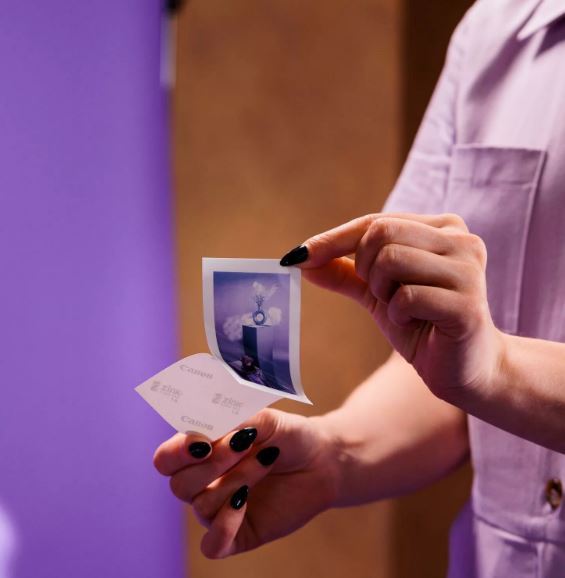 Canon Zoemini 2 5452C003 vrecková tlačiareň RGW ružová.
Vreckové rozmery, bez atramentu a pripravené na tlač fotografií kedykoľvek a kdekoľvek – je to dokonalý partner pre váš smartphone.Veľké nápady s malou tlačiarňou
Model Canon Zoemini 2 je nabíjateľná fototlačiareň, ktorá je vždy s vami, keď ju potrebujete.
Táto vrecková tlačiareň premení vaše snímky zo smartfónu na nádherné fotografie, či ste doma, vonku, alebo kdekoľvek inde.Dokonalé výtlačky pripravené na okamžité zdieľanie
Užite si a zdieľajte svoje obľúbené fotografie, nech ste kdekoľvek, s výtlačkami z modelu Zoemini 2, odolnými voči vode a roztrhnutiu.
Vďaka dokonalej vreckovej veľkosti a ľahkej konštrukcii vrátane vstavaného akumulátora s rýchlym nabíjaním cez USB-C môžete tlačiť aj na cestách.Upravujte s aplikáciou Canon Mini Print
Vďaka exkluzívnemu prístupu k skvelým a kreatívnym možnostiam a priamemu prepojeniu so všetkými snímkami na sociálnych médiách je aplikácia Mini Print dokonalým partnerom, ktorý sa v spojení s fototlačiarňou Canon Zoemini 2 postará o jedinečné a prispôsobiteľné výtlačky, ktoré môžete zdieľať s ostatnými.Foťte a tvorte
Úsmev!
Buďte kreatívni pomocou funkcie dlaždíc a vytvorte si pútavý plagát so 4 alebo 9 výtlačkami alebo spojte svoje obľúbené okamihy do jednej koláže.Režim predrezaných samolepiek
Tlačte a zdieľajte svoje obľúbené fotografie z mobilného zariadenia pomocou fotografického papiera ZINK™ s vopred vyrezaným 1,3” kruhom.Rýchle a jednoduché úpravy v smartfóne
Pred tlačením môžete svoje fotografie upraviť pridaním textu, rámčekov, filtrov a ďalších.Žiadne káble, žiadne starosti
Tlačte bezdrôtovo z inteligentného zariadenia vďaka rýchlemu, jednoduchému a spoľahlivému pripojeniu Bluetooth 5.0 – nepotrebujete žiadne káble.Bez atramentu = menej odpadu
Užite si jednoduchú tlač bez atramentu na recyklovateľný papier s technológiou ZINK.
Buďte odvážni.

ZINK™ - Technológia tlače bez atramentu s rozlíšením tlače 314 × 500 dpi je ideálna pre snímky zo smartfónov
Aplikácia Canon Mini Print - iOS a Android
Nabíjanie cez USB typu C - Z prázdnej batérie na plný stav sa nabije za pouhých 50 minút
Veľkosť papiera 2 × 3 palce - Zariadenie používa fotografický papier Canon ZINK™ a pracuje so zábavným, predom rezaným kruhovým papierom
Bluetooth 5.0 - Jednoduché bezdrôtové pripojenie medzi tlačiarňou a inteligentným zariadením
Viacfarebná kontrolka LED - Umožňuje používateľom jednoducho zobraziť stav tlačiarne a oznámenia