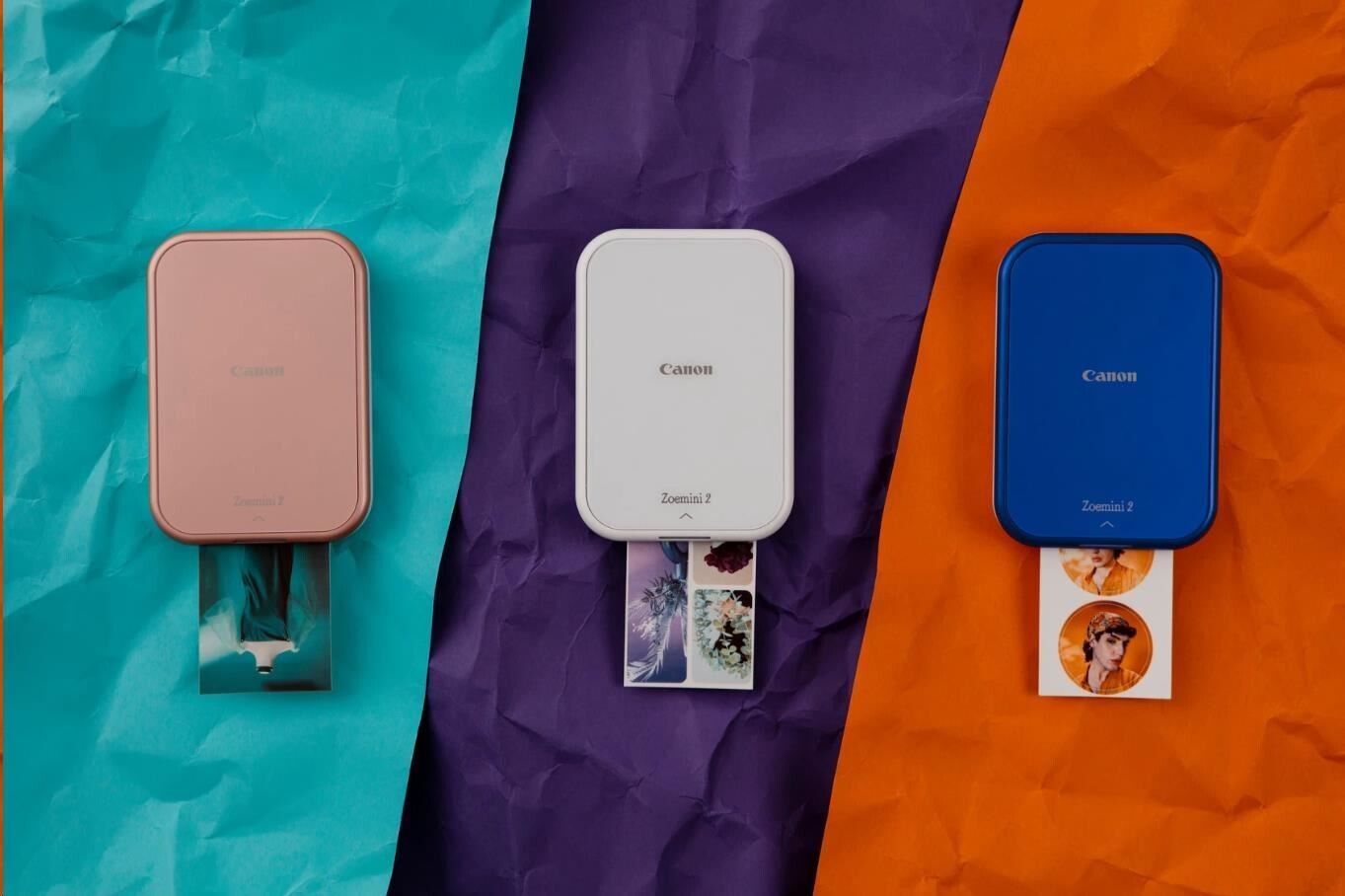 Canon Zoemini 2 5452C003 vrecková tlačiareň RGW ružová.
Vreckové rozmery, bez atramentu a pripravené na tlač fotografií kedykoľvek a kdekoľvek – je to dokonalý partner pre váš smartphone.Veľké nápady s malou tlačiarňou
Model Canon Zoemini 2 je nabíjateľná fototlačiareň, ktorá je vždy s vami, keď ju potrebujete.
Táto vrecková tlačiareň premení vaše snímky zo smartfónu na nádherné fotografie, či ste doma, vonku, alebo kdekoľvek inde.Dokonalé výtlačky pripravené na okamžité zdieľanie
Užite si a zdieľajte svoje obľúbené fotografie, nech ste kdekoľvek, s výtlačkami z modelu Zoemini 2, odolnými voči vode a roztrhnutiu.
Vďaka dokonalej vreckovej veľkosti a ľahkej konštrukcii vrátane vstavaného akumulátora s rýchlym nabíjaním cez USB-C môžete tlačiť aj na cestách.Upravujte s aplikáciou Canon Mini Print
Vďaka exkluzívnemu prístupu k skvelým a kreatívnym možnostiam a priamemu prepojeniu so všetkými snímkami na sociálnych médiách je aplikácia Mini Print dokonalým partnerom, ktorý sa v spojení s fototlačiarňou Canon Zoemini 2 postará o jedinečné a prispôsobiteľné výtlačky, ktoré môžete zdieľať s ostatnými.Foťte a tvorte
Úsmev!
Buďte kreatívni pomocou funkcie dlaždíc a vytvorte si pútavý plagát so 4 alebo 9 výtlačkami alebo spojte svoje obľúbené okamihy do jednej koláže.Režim predrezaných samolepiek
Tlačte a zdieľajte svoje obľúbené fotografie z mobilného zariadenia pomocou fotografického papiera ZINK™ s vopred vyrezaným 1,3” kruhom.Rýchle a jednoduché úpravy v smartfóne
Pred tlačením môžete svoje fotografie upraviť pridaním textu, rámčekov, filtrov a ďalších.Žiadne káble, žiadne starosti
Tlačte bezdrôtovo z inteligentného zariadenia vďaka rýchlemu, jednoduchému a spoľahlivému pripojeniu Bluetooth 5.0 – nepotrebujete žiadne káble.Bez atramentu = menej odpadu
Užite si jednoduchú tlač bez atramentu na recyklovateľný papier s technológiou ZINK.
Buďte odvážni.

ZINK™ - Technológia tlače bez atramentu s rozlíšením tlače 314 × 500 dpi je ideálna pre snímky zo smartfónov
Aplikácia Canon Mini Print - iOS a Android
Nabíjanie cez USB typu C - Z prázdnej batérie na plný stav sa nabije za pouhých 50 minút
Veľkosť papiera 2 × 3 palce - Zariadenie používa fotografický papier Canon ZINK™ a pracuje so zábavným, predom rezaným kruhovým papierom
Bluetooth 5.0 - Jednoduché bezdrôtové pripojenie medzi tlačiarňou a inteligentným zariadením
Viacfarebná kontrolka LED - Umožňuje používateľom jednoducho zobraziť stav tlačiarne a oznámenia