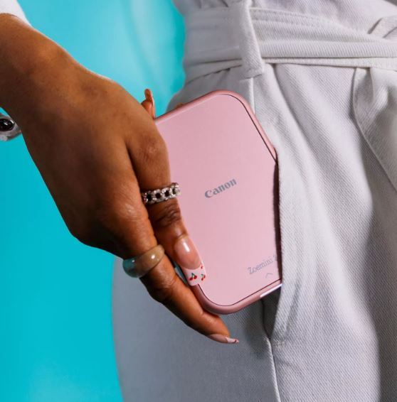 Canon Zoemini 2 5452C003 vrecková tlačiareň RGW ružová.
Vreckové rozmery, bez atramentu a pripravené na tlač fotografií kedykoľvek a kdekoľvek – je to dokonalý partner pre váš smartphone.Veľké nápady s malou tlačiarňou
Model Canon Zoemini 2 je nabíjateľná fototlačiareň, ktorá je vždy s vami, keď ju potrebujete.
Táto vrecková tlačiareň premení vaše snímky zo smartfónu na nádherné fotografie, či ste doma, vonku, alebo kdekoľvek inde.Dokonalé výtlačky pripravené na okamžité zdieľanie
Užite si a zdieľajte svoje obľúbené fotografie, nech ste kdekoľvek, s výtlačkami z modelu Zoemini 2, odolnými voči vode a roztrhnutiu.
Vďaka dokonalej vreckovej veľkosti a ľahkej konštrukcii vrátane vstavaného akumulátora s rýchlym nabíjaním cez USB-C môžete tlačiť aj na cestách.Upravujte s aplikáciou Canon Mini Print
Vďaka exkluzívnemu prístupu k skvelým a kreatívnym možnostiam a priamemu prepojeniu so všetkými snímkami na sociálnych médiách je aplikácia Mini Print dokonalým partnerom, ktorý sa v spojení s fototlačiarňou Canon Zoemini 2 postará o jedinečné a prispôsobiteľné výtlačky, ktoré môžete zdieľať s ostatnými.Foťte a tvorte
Úsmev!
Buďte kreatívni pomocou funkcie dlaždíc a vytvorte si pútavý plagát so 4 alebo 9 výtlačkami alebo spojte svoje obľúbené okamihy do jednej koláže.Režim predrezaných samolepiek
Tlačte a zdieľajte svoje obľúbené fotografie z mobilného zariadenia pomocou fotografického papiera ZINK™ s vopred vyrezaným 1,3” kruhom.Rýchle a jednoduché úpravy v smartfóne
Pred tlačením môžete svoje fotografie upraviť pridaním textu, rámčekov, filtrov a ďalších.Žiadne káble, žiadne starosti
Tlačte bezdrôtovo z inteligentného zariadenia vďaka rýchlemu, jednoduchému a spoľahlivému pripojeniu Bluetooth 5.0 – nepotrebujete žiadne káble.Bez atramentu = menej odpadu
Užite si jednoduchú tlač bez atramentu na recyklovateľný papier s technológiou ZINK.
Buďte odvážni.

ZINK™ - Technológia tlače bez atramentu s rozlíšením tlače 314 × 500 dpi je ideálna pre snímky zo smartfónov
Aplikácia Canon Mini Print - iOS a Android
Nabíjanie cez USB typu C - Z prázdnej batérie na plný stav sa nabije za pouhých 50 minút
Veľkosť papiera 2 × 3 palce - Zariadenie používa fotografický papier Canon ZINK™ a pracuje so zábavným, predom rezaným kruhovým papierom
Bluetooth 5.0 - Jednoduché bezdrôtové pripojenie medzi tlačiarňou a inteligentným zariadením
Viacfarebná kontrolka LED - Umožňuje používateľom jednoducho zobraziť stav tlačiarne a oznámenia