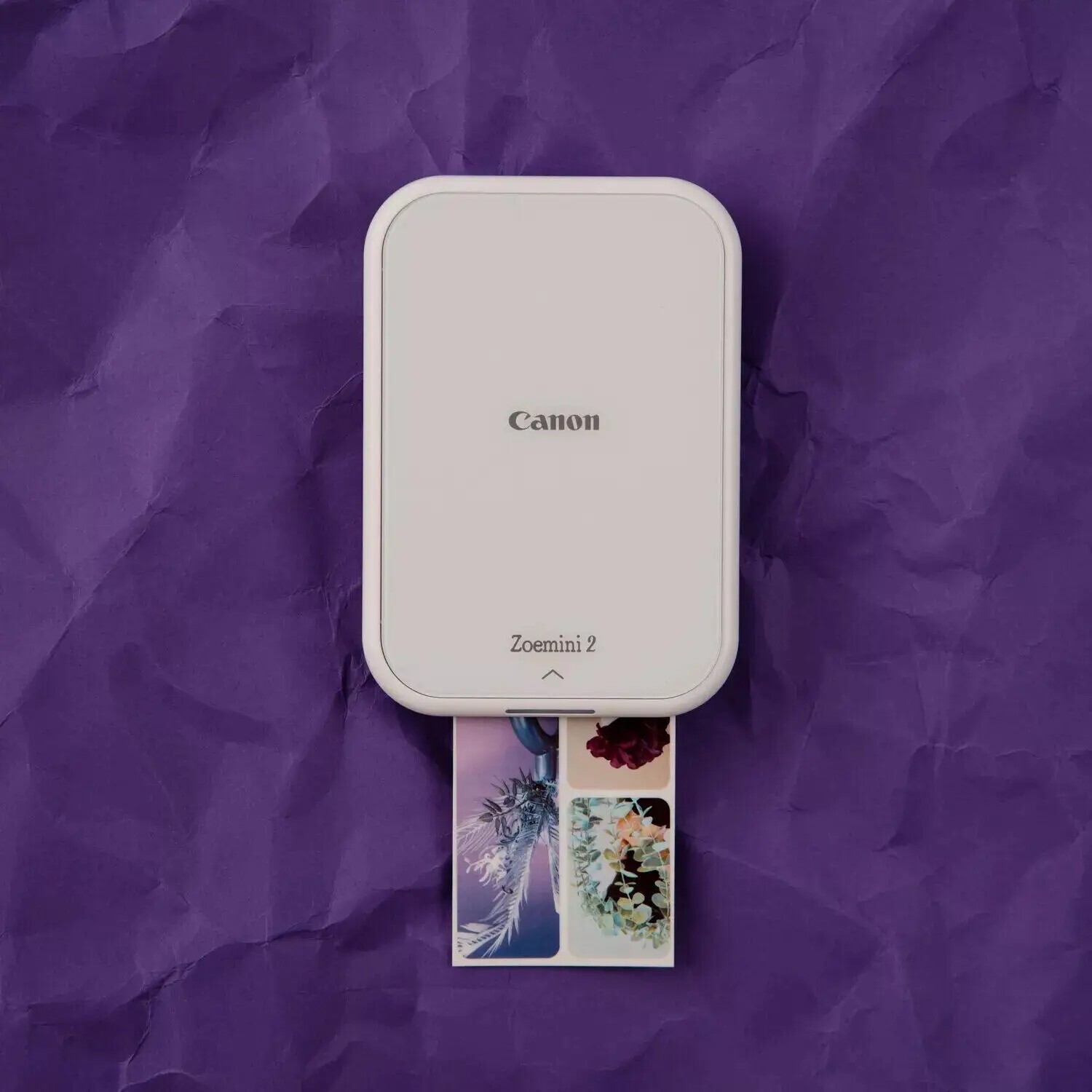 Canon Zoemini 2 5452C004 vrecková tlačiareň WHS biela.
Vreckové rozmery, bez atramentu a pripravené na tlač fotografií kedykoľvek a kdekoľvek – je to dokonalý partner pre váš smartphone.Veľké nápady s malou tlačiarňou
Model Canon Zoemini 2 je nabíjateľná fototlačiareň, ktorá je vždy s vami, keď ju potrebujete.
Táto vrecková tlačiareň premení vaše snímky zo smartfónu na nádherné fotografie, či ste doma, vonku, alebo kdekoľvek inde.Dokonalé výtlačky pripravené na okamžité zdieľanie
Užite si a zdieľajte svoje obľúbené fotografie, nech ste kdekoľvek, s výtlačkami z modelu Zoemini 2, odolnými voči vode a roztrhnutiu.
Vďaka dokonalej vreckovej veľkosti a ľahkej konštrukcii vrátane vstavaného akumulátora s rýchlym nabíjaním cez USB-C môžete tlačiť aj na cestách.Upravujte s aplikáciou Canon Mini Print
Vďaka exkluzívnemu prístupu k skvelým a kreatívnym možnostiam a priamemu prepojeniu so všetkými snímkami na sociálnych médiách je aplikácia Mini Print dokonalým partnerom, ktorý sa v spojení s fototlačiarňou Canon Zoemini 2 postará o jedinečné a prispôsobiteľné výtlačky, ktoré môžete zdieľať s ostatnými.Foťte a tvorte
Úsmev!
Buďte kreatívni pomocou funkcie dlaždíc a vytvorte si pútavý plagát so 4 alebo 9 výtlačkami alebo spojte svoje obľúbené okamihy do jednej koláže.Režim predrezaných samolepiek
Tlačte a zdieľajte svoje obľúbené fotografie z mobilného zariadenia pomocou fotografického papiera ZINK™ s vopred vyrezaným 1,3” kruhom.Rýchle a jednoduché úpravy v smartfóne
Pred tlačením môžete svoje fotografie upraviť pridaním textu, rámčekov, filtrov a ďalších.Žiadne káble, žiadne starosti
Tlačte bezdrôtovo z inteligentného zariadenia vďaka rýchlemu, jednoduchému a spoľahlivému pripojeniu Bluetooth 5.0 – nepotrebujete žiadne káble.Bez atramentu = menej odpadu
Užite si jednoduchú tlač bez atramentu na recyklovateľný papier s technológiou ZINK.
Buďte odvážni.

ZINK™ - Technológia tlače bez atramentu s rozlíšením tlače 314 × 500 dpi je ideálna pre snímky zo smartfónov
Aplikácia Canon Mini Print - iOS a Android
Nabíjanie cez USB typu C - Z prázdnej batérie na plný stav sa nabije za pouhých 50 minút
Veľkosť papiera 2 × 3 palce - Zariadenie používa fotografický papier Canon ZINK™ a pracuje so zábavným, predom rezaným kruhovým papierom
Bluetooth 5.0 - Jednoduché bezdrôtové pripojenie medzi tlačiarňou a inteligentným zariadením
Viacfarebná kontrolka LED - Umožňuje používateľom jednoducho zobraziť stav tlačiarne a oznámenia