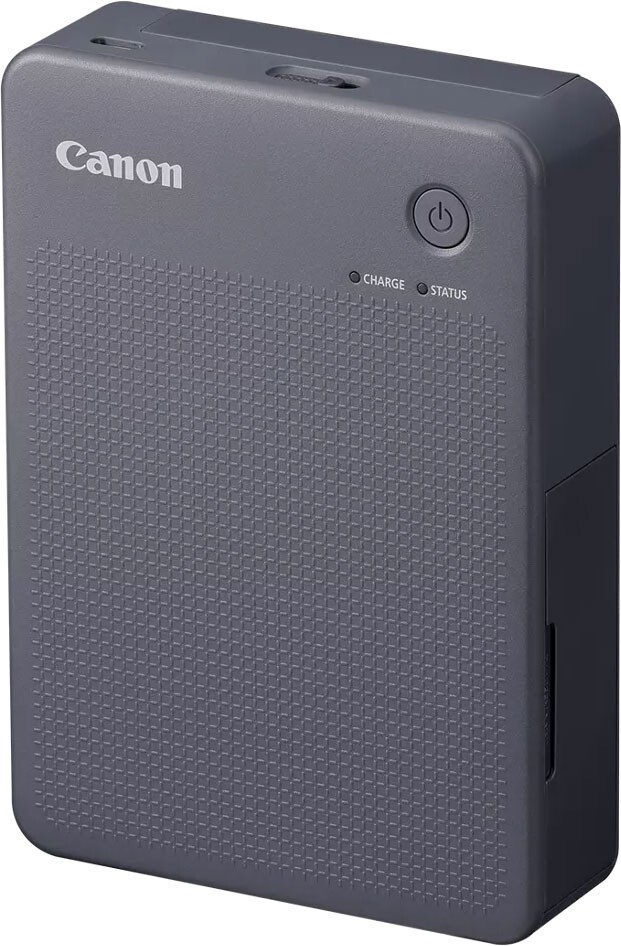 Canon SELPHY Square QX20 6752C001 sivá, vrecková tlačiareň.
Vďaka tejto prenosnej a všestrannej fototlačiarni s pripojením na sieť Wi-Fi môžete jednoducho tlačiť, zbierať a zdieľať svoje najcennejšie spomienky, nech ste kdekoľvek.Prémiová tlač na cestách
Využite všestrannú kreativitu vďaka tejto modernej, prenosnej tlačiarni, ktorá produkuje obrázky v dvoch rôznych veľkostiach pre albumy výstrižkov, nástenky alebo čokoľvek, čo potrebujete.
Zistite, čo vášmu kreatívnemu projektu naozaj sedí, vďaka mobilnej fototlačiarni kompatibilnej s dvoma rôznymi veľkosťami papiera.
Dajte svojim umeleckým a remeselným projektom jedinečný finálny vzhľad.
Uchovajte svoje spomienky vďaka sublimačnej tlači, ktorá prenesie farbivo na papier počas troch prechodov azúrovej, žltej a purpurovej.
Tlačiareň Canon SELPHY QX20 sa zmestí do kabelky alebo batohu a vďaka vstavanému akumulátoru môže tlačiť aj na cestách.
Tlačte prostredníctvom bezplatnej aplikácie spoločnosti Canon a užite si pridávanie umeleckých prvkov, ako sú pečiatky, filtre, okraje a text.
Vyberte si farbu, ktorá vám najviac vyhovuje.
Metóda suchého sublimačného tlače
Pre žiarivé a sýte farebné obrázkyŠtvorcový fotografický papier XS-20L
Tlačte štvorcové snímky a nálepky s popisovateľným okrajomFotografický papier XC-20L/XC-60L
Tlačte obrázky a štítky veľkosti platobnej kartyTrvácnosť výtlačkov až 100 rokov
Výtlačky si zachovajú vysokú kvalitu až 100 rokov1Wi-Fi
Jednoducho sa pripojte k smartfónu a tlačiarniNabíjanie cez rozhranie USB-C
Pohodlné nabíjanie pomocou USB káblaAplikácia SELPHY Photo Layout
Pridávajte pečiatky, filtre, okraje, texty a ďalšie prvkyObsah balenia

Canon SELPHY QX20
Sada používateľskej príručky
Nabíjací kábel USB-C

Voliteľné príslušenstvo

Sada farebného atramentu a štítkov XS-20L
Sada farebného atramentu a štítkov XC-20L/XC-60L, 20 ks v balení
Sada farebného atramentu a štítkov XC-20L/XC-60L, 60 ks v balení