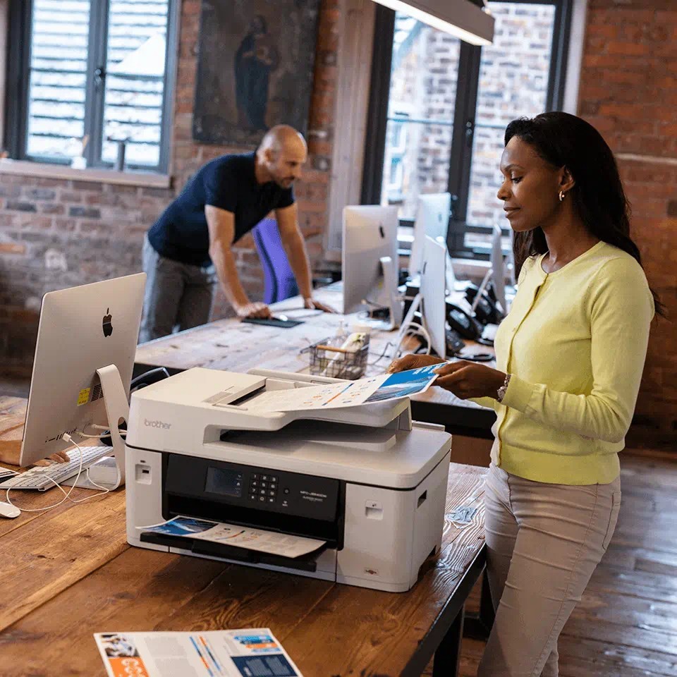 Brother MFC-J3540DW MFCJ3540DWYJ1 atramentová multifunkcia.
Rýchlosť tlače až 28 ipm (obrazov za minútu)9
Automatická obojstranná A3 tlač
Jednostranné A3 kopírovanie, skenovanie a faxovanie
6,8 cm farebný dotykový displej
Drôtové a bezdrôtové rozhranie
Zásobník s kapacitou 250 listov papiera2
Ručný podávač papiera
Automatický A3 podávač dokumentov na 50 listov predlôh2
Voliteľné vysokokapacitné atramenty: BK - 3 000 str.

Profesionálna všestranná tlač A3Táto profesionálna multifunkčná tlačiareň A3 ponúka nielen tlač vo formáte A4, ale pre rozšírenie vašich možností aj tlač vašich správ, prezentácií, marketingových materiálov alebo školiacich dokumentov vo formáte A3.
 Uzavreté zásobníky papiera pojmú až 500 listov A3.
 Pomocou automatického podávača dokumentov na 50 listov môžete nechať skenovať svoj viacstranový dokument a sústrediť sa na ďalšie úlohy.
 6,8 cm ľahko ovládateľný farebný dotykový LCD displej urýchli a zjednoduší vašu každodennú prácu.
 Ultra rýchla, odolná a presná tlač 
 Počas rokov starostlivého vývoja náš patentovaný tlačový čip MAXIDRIVE mení definíciu tlačovej technológie.
 
 Spolupráca kvality a výkonuNaša najpokročilejšia technológia farebnej tlače zaručene urobí ten správny dojem živými, profesionálnymi farebnými výtlačkami a presnými digitálnymi dokumentmi.
 Tlačte odkiaľkoľvek a kedykoľvek 
 Vďaka funkcii vzdialenej tlače v aplikácii Brother Mobile Connect môžete odosielať tlačové úlohy odkiaľkoľvek, čo vám umožní pokračovať v práci po celý deň.
 Brother Mobile Connect 
 Mobile Connect je aplikácia, ktorá vám umožní prispôsobiť si často používané funkcie tlačiarne a využiť tak revolučný spôsob tlače.
 Ak sa obávate, že dôjde spotrebný materiál, jednoducho skontrolujete hladinu atramentu 
 a objednáte si včas dodávku nových atramentových kaziet priamo k vám.
 
 Všeobecné:
Kapacita pamäte - 256 MB
Ovládací panel - 6,8 cm farebný dotykový LCD
Bezdrôtová sieť - podpora 2,4 GHz a 5 GHz
Mobilná tlač - Tlač z vášho mobilného zariadenia tlačiarňou Brother
Miestne rozhranie - Vysokorýchlostné USB 2.0, Drôtová sieť, Rýchly Ethernet
Tlač - Rýchlosť tlače (A4): Jednostranne: 28 ipm mono aj farebne Obojsmerne 21 ipm mono aj farebne
Tlač (A3) Jednostranne: áno, Obojsmerne: áno
Rozlíšenie - Až 1 200 x 4 800 dpi (horizontálne a vertikálne)
Rozmery a hmotnosti - š x h x v: 576 x 477 x 305mm
Hmotnosť: 19,7 kg

Spotrebný materiál:BROTHER LC-462BK (atrament black, 550 str.@ 5% draft) - (dodávaný spolu s tlačiarňou) 
 BROTHER LC-462C (atrament cyan, 550 str.@ 5% draft) - (dodávaný spolu s tlačiarňou) 
 BROTHER LC-462M (atrament magenta, 550 str.@ 5% draft) - (dodávaný spolu s tlačiarňou) 
 BROTHER LC-462Y - originál (atrament yellow, 550 str.@ 5% draft) - (dodávaný spolu s tlačiarňou) 
 BROTHER LC-462XLBK (atrament black, 3000 str.@ 5% draft) 
 BROTHER LC-462XLC (atrament cyan, 1500 str.@ 5% draft) 
 BROTHER LC-462XLM (atrament magenta, 1500 str.@ 5% draft) 
 BROTHER LC-462XLY (atrament yellow, 1500 str.@ 5% draft) 
 
 Dodávka obsahuje: tlačiareň, spotrebný materiál - sada LC-462, napájací kábel, manuál, (neobsahuje komunikačný kábel – možno dokúpiť v sekcii príslušenstvo)
 
!