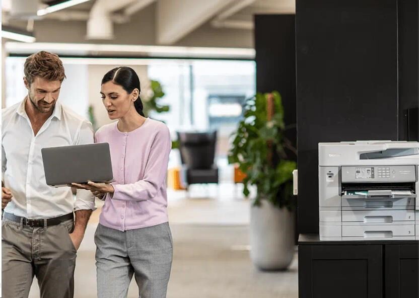 Brother MFCJ-6957DW, MFCJ6957DWRE1 atramentová multifunkcia.
Táto multifunkčná tlačiareň prichádza s najnovšou technológiou tlačovej hlavy, ktorá zabezpečuje rýchlu, trvanlivú tlač v živých farbách.
Rýchlosť tlače až 30 ipm (obrazov za min.)
Automatická obojstranná A3 tlač, skenovanie, kopírovanie a faxovanie
8,8 cm farebný dotykový displej
Drôtové a bezdrôtové sieťové rozhranie
Zásobníky papiera 3 x 250 listov
Doskový podávač s kapacitou 100 listov
Automatický obojstranný podávač dokumentov (ADF) s kapacitou 50 listov
Funkcia NFC (komunikácia v blízkom poli) pre bezpečné overovanie, mobilnú tlač a skenovanie
Vysokokapacitné tlačové kazety: BK 6 000 strán, C/M/Y 5 000 strán
Inkjet

Formát tlačiarne: A3
Rozlíšenie [DPI]: Až 1 200 x 4 800 dpi
Rýchlosť čiernej tlače: Jednostranne: 30 obr./min., Obojstranne 21 obr./min.
Rýchlosť farebnej tlače: Jednostranne: 30 obr./min., Obojstranne 21 obr./min.
Tlač prvej strany [sec]: 4,6 sekundy farebne a 4,4 sekundy mono
Max.
Pamäť [MB]: 512 MBObojstranná tlač: Automatická obojstranná A3 tlač
Automatický podávač pre skenovanie: ánoKapacita zásobníka [str]:Vstup papiera:
Horný zásobník: 250 listov
Spodné 2 zásobníky: 250 listov
Doskový podávač: 100 listov
Automatický podávač dokumentov (50 listov)

Výstup papiera:
100 listov A4/ 50 listov A3

Rozhranie:
Rýchly Ethernet, 10Base-T/100Base-TX
Hi Speed USB 2.0
Bezdrôtová sieť: podpora 2,4 GHz a 5 GHz, Wi Fi Direct
Integrovaná NFC čítačka

Tlačové jazyky: PCL6, BR Script3, PDF verzia 1.7, XPS verzia 1.0Skener: Dvojitý CIS
Fax: 33 600 bps (Super G3)Spotreba [W]:
Kopírovanie: približne 31 W
Pripravenosť: približne 6 W
Spánok: približne 0,9 W
Vypnuté približne 0,03 W

Hlučnosť [dB]: 50 dB(A)
Rozmery [VxŠxH mm]: 576 x 477 x 445 mm
Hmotnosť [kg]: 27,5 kgZáruka: 24 mes.
 
!