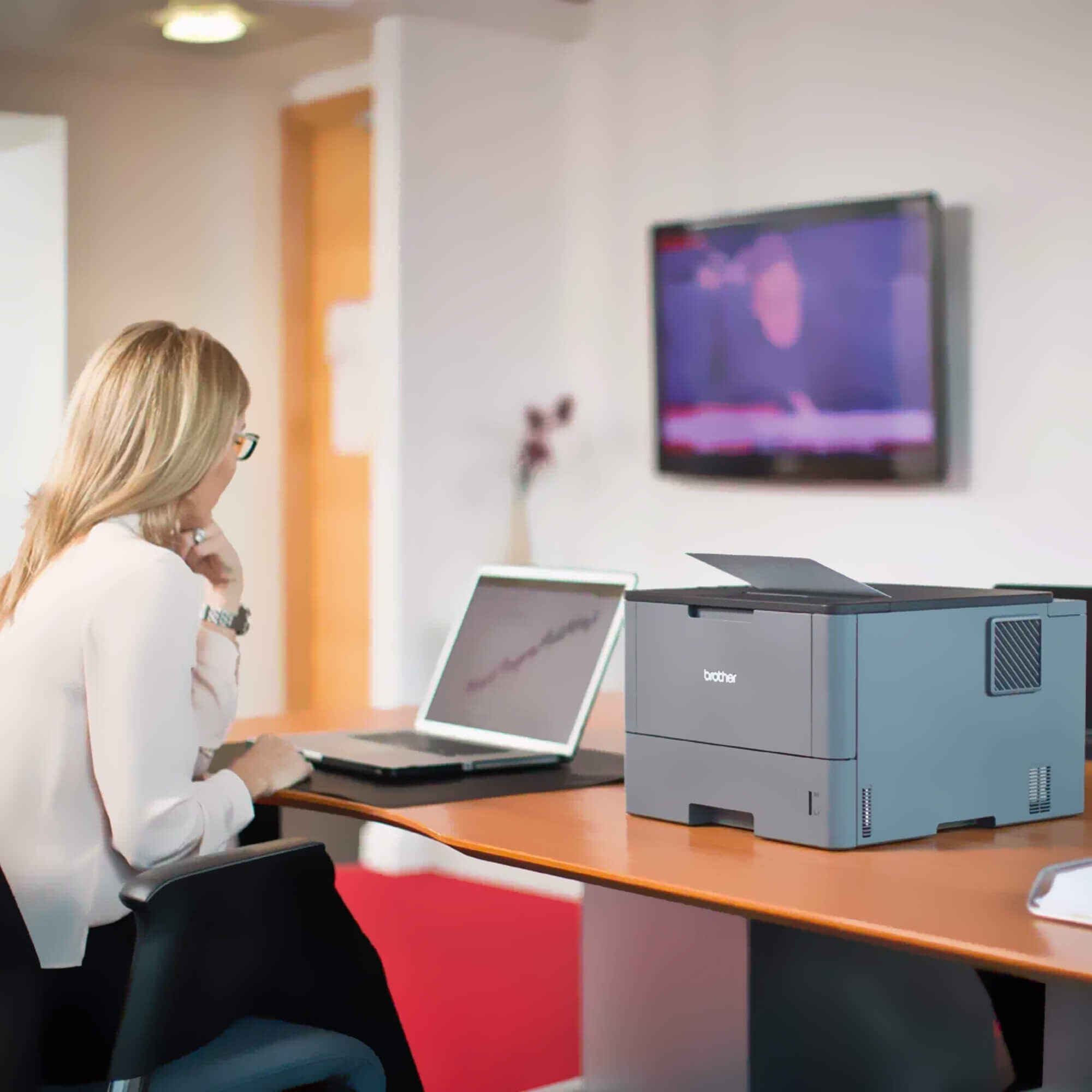 Brother HL-L5000D HLL5000DYJ1 laserová tlačiareň.
 Laserová tlačiareň Brother HL-L5000D je ideálna pre malé kancelárie, ktoré potrebujú tlačiareň s paralelným rozhraním.
Rozlíšenie[DPI]: 1200 x 1200
Rýchlosť čiernej tlače [str/min]: 40
Tlač prvej strany [sec]: 7,2
Max.
Pamäť [MB]:128Obojstranná tlač: Áno
Kapacita zásobníka [str]: 250
Rozhranie: Parallel, Hi-Speed USB 2.0
Tlačové jazyky: PCL6, BR-Script3‡, IBM Proprinter, Epson FX, PDF Verzia 1.7, XPS Verzia 1.0
Kapacita štartovacieho tonera [str]: 3000Skenér: Nie
Fax: NieSpotreba [W]: 620
Spotreba StandBy [W]: 6,7
Hlučnosť [dB]: 52
Rozmery [VxŠxH mm]: 373 x 388 x 255
Hmotnosť [kg]: 10,7Podporované operačné systémy: Windows®, Mac OS®, LinuxObsah balenia:Tlačiareň, spotrebný materiál (toner a tlačový valec), napájací kábel, manuálZáruka:24 mesiacov
 
!