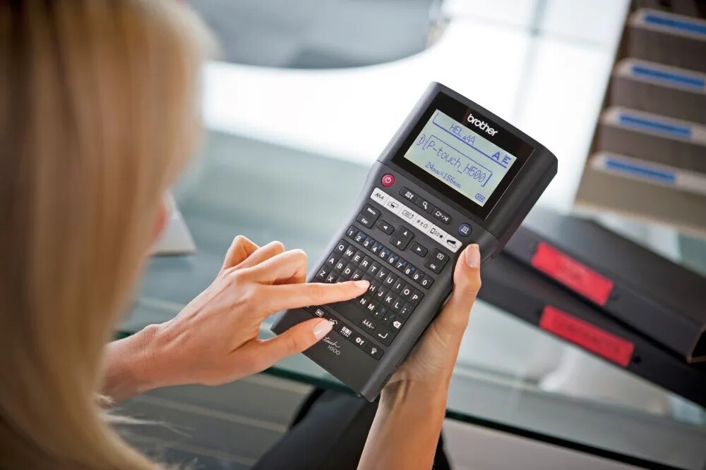 Brother PT-H500 PTH500YJ1 tlačiareň samolepiacich štítkov.
Tlač štítkov až do šírky 24 mm
Rozlíšenie 180 dpi
LCD displej - s podsvietením
Jednoducho ovládateľná klávesnica - QWERTY klávesnica
Štítky sú dostupné v mnohých šírkach a farbách
Pamäť na 50 štítkov + opakovaná tlač až 99 kópií
Profesionálny softvér P-touch Editor - zadarmo
Brother PT-H500 - komunikácia v slovenskom jazyku
Automatický odstrih pásky
Napájanie batériami 6xAA, dobíjací Li-ion akumulátor alebo adaptérom (nie je súčasťou balenia)

Balenie obsahuje: Štítkovač Brother PT-H500, USB kábel, pútko, softvér pre návrh štítkov, jednu pásku 24mm, príručka používateľa.
Chcete ZDARMA predĺžiť záruku na 3 roky? 