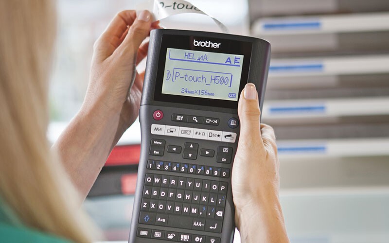 Brother PT-H500 PTH500YJ1 tlačiareň samolepiacich štítkov.
Tlač štítkov až do šírky 24 mm
Rozlíšenie 180 dpi
LCD displej - s podsvietením
Jednoducho ovládateľná klávesnica - QWERTY klávesnica
Štítky sú dostupné v mnohých šírkach a farbách
Pamäť na 50 štítkov + opakovaná tlač až 99 kópií
Profesionálny softvér P-touch Editor - zadarmo
Brother PT-H500 - komunikácia v slovenskom jazyku
Automatický odstrih pásky
Napájanie batériami 6xAA, dobíjací Li-ion akumulátor alebo adaptérom (nie je súčasťou balenia)

Balenie obsahuje: Štítkovač Brother PT-H500, USB kábel, pútko, softvér pre návrh štítkov, jednu pásku 24mm, príručka používateľa.
Chcete ZDARMA predĺžiť záruku na 3 roky? 