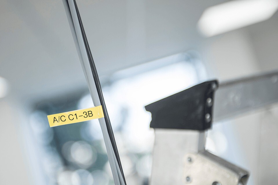 Brother PT-H500 PTH500YJ1 tlačiareň samolepiacich štítkov.
Tlač štítkov až do šírky 24 mm
Rozlíšenie 180 dpi
LCD displej - s podsvietením
Jednoducho ovládateľná klávesnica - QWERTY klávesnica
Štítky sú dostupné v mnohých šírkach a farbách
Pamäť na 50 štítkov + opakovaná tlač až 99 kópií
Profesionálny softvér P-touch Editor - zadarmo
Brother PT-H500 - komunikácia v slovenskom jazyku
Automatický odstrih pásky
Napájanie batériami 6xAA, dobíjací Li-ion akumulátor alebo adaptérom (nie je súčasťou balenia)

Balenie obsahuje: Štítkovač Brother PT-H500, USB kábel, pútko, softvér pre návrh štítkov, jednu pásku 24mm, príručka používateľa.
Chcete ZDARMA predĺžiť záruku na 3 roky? 