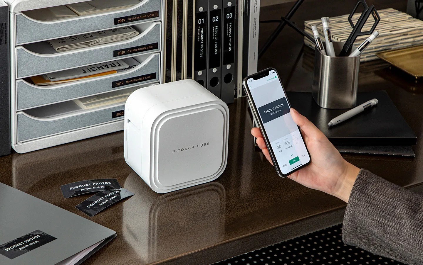 Brother PT-P910BT PTP910BTZ1 štítkovač.
Tlač odolných štítkov až do šírky 36 mm
Maximálna tlač o výške 32 mm
Rýchlosť tlače 20 mm/sec.
Rozlíšenie 360 dpi
Brother PT-P910BT ponúka vloženie textu, emotikonov, symbolov a rámčekov
Jednoduché nastavenie cez Bluetooth pripojenie
Tlačiareň s 100% pripojením smartfónov a tabletov s operačnými systémami iOS a Android
Automatický odstrih s možnosťou poloodstrihu.
Napájanie Interný Li-ion akumulátor (3,6 V / 1,870 mAh)

Balenie obsahuje: Štítkovač PT-P910BT, Li-ion akumulátor (integrovaný do tlačiarne), Páska TZE261 (36 mm čierna farba na bielom podklade, dĺžka 4 metre), USB kábel (USB-A na USB-C), Stručný návod na obsluhu
Chcete ZDARMA predĺžiť záruku na 3 roky?