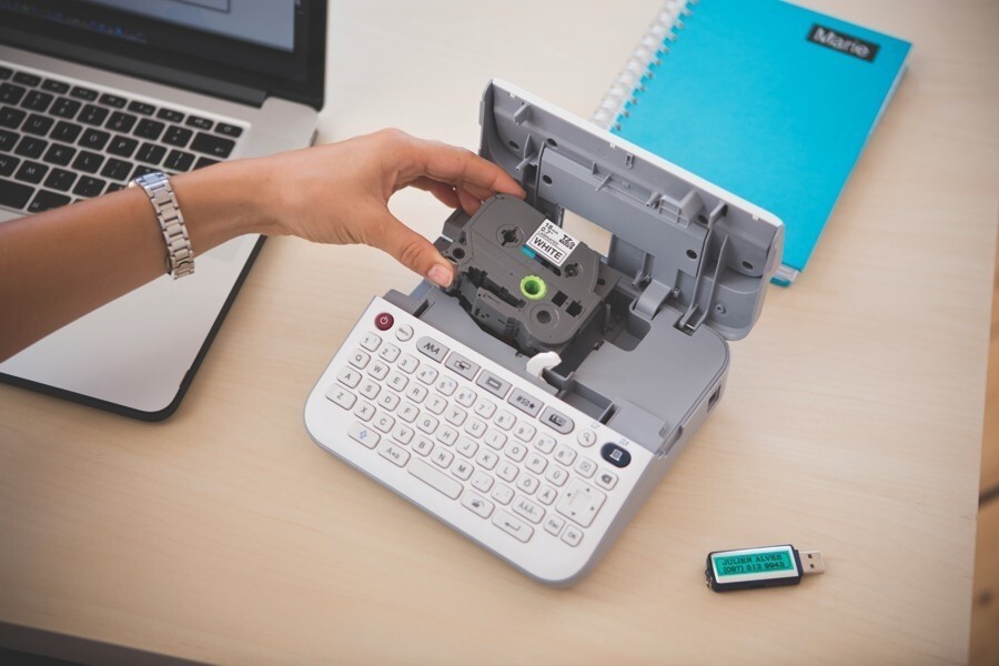 Brother PT-D410VP PTD410VPYJ1 tlačiareň štítkov s kufrom.
Vlastnosti:
Náhľad na štítky pred tlačou
Klávesnica QWERTY pre jednoduché zadávanie textu
Tlač štítkov z pásky o šírke 3,5 mm, 6 mm, 9 mm, 12 mm, 18 mm
Rýchlosť tlače až 20 mm/s
LCD displej
Napájanie pomocou šiestich alkalických batérií AA (LR6), alebo napájacieho adaptéra (AD-E001A)
Pripojenie k počítaču cez USB rozhranie
Pamäť až na 50 štítkov
Termotransferová tlač
Až 15 fontov
700 symbolov
Možnosť vertikálnej tlače

Balenie obsahuje: štítkovač Brother PT-D410VP, páska biela/čierna tlač 18mmx4m (TZ-241), USB kábel, napájací adaptér, cestovný kufrík
Chcete ZDARMA predĺžiť záruku na 3 roky?