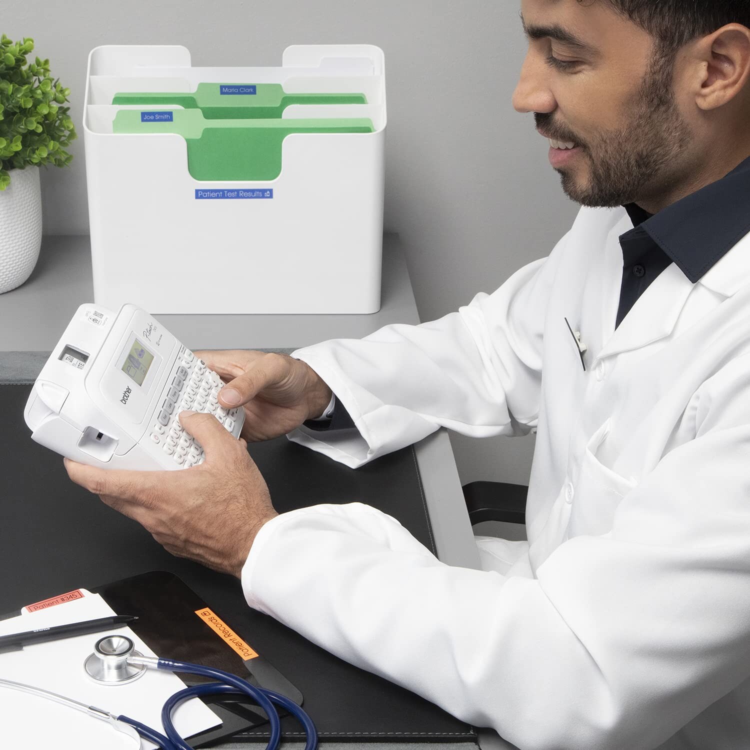 Brother PT-D410VP PTD410VPYJ1 tlačiareň štítkov s kufrom.
Vlastnosti:
Náhľad na štítky pred tlačou
Klávesnica QWERTY pre jednoduché zadávanie textu
Tlač štítkov z pásky o šírke 3,5 mm, 6 mm, 9 mm, 12 mm, 18 mm
Rýchlosť tlače až 20 mm/s
LCD displej
Napájanie pomocou šiestich alkalických batérií AA (LR6), alebo napájacieho adaptéra (AD-E001A)
Pripojenie k počítaču cez USB rozhranie
Pamäť až na 50 štítkov
Termotransferová tlač
Až 15 fontov
700 symbolov
Možnosť vertikálnej tlače

Balenie obsahuje: štítkovač Brother PT-D410VP, páska biela/čierna tlač 18mmx4m (TZ-241), USB kábel, napájací adaptér, cestovný kufrík
Chcete ZDARMA predĺžiť záruku na 3 roky?