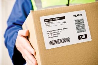 Brother QL-700 QL700YJ1 tlačiareň samolepiacich štítkov.
Vlastnosti tlačiarne štítkov Brother QL-700:
Štítky môžu byť až 62 mm široké a 1 m dlhé
Rýchlosť tlače - 150 mm/sec.
Rozlíšenie 300x600 dpi
Tlač čiarových kódov, textov, obrázkov, symbolov a grafiky
Môžete tlačiť štítky priamo z Wordu, Excelu či Outlooku
Softvér PT Edit Lite vo vnútornej pamäti štítkovača - bez inštalácie
Profesionálny softvér P-touch Editor na vytváranie zložitejších štítkov - zadarmo
Automatický odstrih štítkov

Balenie obsahuje: Štítkovač Brother QL-700, napájací kábel, USB kábel, softvér P-touch Editor, príručku používateľa, stručný návod na obsluhu, jednu rolu štandardných adresných štítkov a jednu kontinuálnu papierovú rolu.
Chcete ZDARMA predĺžiť záruku na 3 roky?