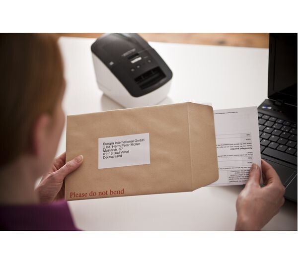 Brother QL-700 QL700YJ1 tlačiareň samolepiacich štítkov.
Vlastnosti tlačiarne štítkov Brother QL-700:
Štítky môžu byť až 62 mm široké a 1 m dlhé
Rýchlosť tlače - 150 mm/sec.
Rozlíšenie 300x600 dpi
Tlač čiarových kódov, textov, obrázkov, symbolov a grafiky
Môžete tlačiť štítky priamo z Wordu, Excelu či Outlooku
Softvér PT Edit Lite vo vnútornej pamäti štítkovača - bez inštalácie
Profesionálny softvér P-touch Editor na vytváranie zložitejších štítkov - zadarmo
Automatický odstrih štítkov

Balenie obsahuje: Štítkovač Brother QL-700, napájací kábel, USB kábel, softvér P-touch Editor, príručku používateľa, stručný návod na obsluhu, jednu rolu štandardných adresných štítkov a jednu kontinuálnu papierovú rolu.
Chcete ZDARMA predĺžiť záruku na 3 roky?