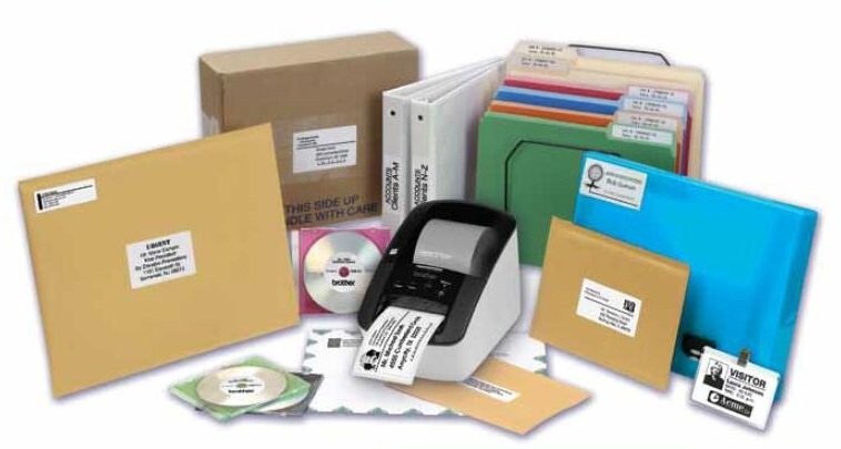 Brother QL-700 QL700YJ1 tlačiareň samolepiacich štítkov.
Vlastnosti tlačiarne štítkov Brother QL-700:
Štítky môžu byť až 62 mm široké a 1 m dlhé
Rýchlosť tlače - 150 mm/sec.
Rozlíšenie 300x600 dpi
Tlač čiarových kódov, textov, obrázkov, symbolov a grafiky
Môžete tlačiť štítky priamo z Wordu, Excelu či Outlooku
Softvér PT Edit Lite vo vnútornej pamäti štítkovača - bez inštalácie
Profesionálny softvér P-touch Editor na vytváranie zložitejších štítkov - zadarmo
Automatický odstrih štítkov

Balenie obsahuje: Štítkovač Brother QL-700, napájací kábel, USB kábel, softvér P-touch Editor, príručku používateľa, stručný návod na obsluhu, jednu rolu štandardných adresných štítkov a jednu kontinuálnu papierovú rolu.
Chcete ZDARMA predĺžiť záruku na 3 roky?