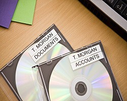 Brother QL-700 QL700YJ1 tlačiareň samolepiacich štítkov.
Vlastnosti tlačiarne štítkov Brother QL-700:
Štítky môžu byť až 62 mm široké a 1 m dlhé
Rýchlosť tlače - 150 mm/sec.
Rozlíšenie 300x600 dpi
Tlač čiarových kódov, textov, obrázkov, symbolov a grafiky
Môžete tlačiť štítky priamo z Wordu, Excelu či Outlooku
Softvér PT Edit Lite vo vnútornej pamäti štítkovača - bez inštalácie
Profesionálny softvér P-touch Editor na vytváranie zložitejších štítkov - zadarmo
Automatický odstrih štítkov

Balenie obsahuje: Štítkovač Brother QL-700, napájací kábel, USB kábel, softvér P-touch Editor, príručku používateľa, stručný návod na obsluhu, jednu rolu štandardných adresných štítkov a jednu kontinuálnu papierovú rolu.
Chcete ZDARMA predĺžiť záruku na 3 roky?