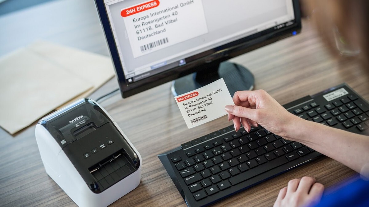 Brother QL-800 QL800YJ1 tlačiareň samolepiacich štítkov.
Vlastnosti tlačiarne štítkov Brother QL-800:
Šírka štítkov je 12 - 62 mm
Červená a čierna tlač bez atramentu
Adresné štítky - kvalitne a viditeľne počas pár sekúnd
Štítky veľkosti až do jedného metra z kontinuálnej role
Softvér P-touch Editor Lite bez inštalácie - stačí kliknúť pre spustenie
Možno využiť program P-touch Editor - obrázky, čiarové kódy a pokročilé funkcie
USB pripojenie pre jednoduché a rýchle nastavenie
Automatický odstrih štítkov

Balenie obsahuje: Štítkovač Brother QL-800, napájací a USB kábel, kazety s páskou, príručku pre používateľa, návod na obsluhu.
Chcete ZDARMA predĺžiť záruku na 3 roky?