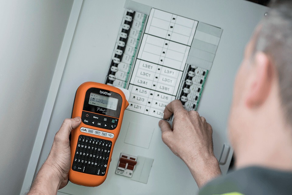 Brother PT-E110VP PTE110VPYJ1 tlačiareň štítkov s kufrom.