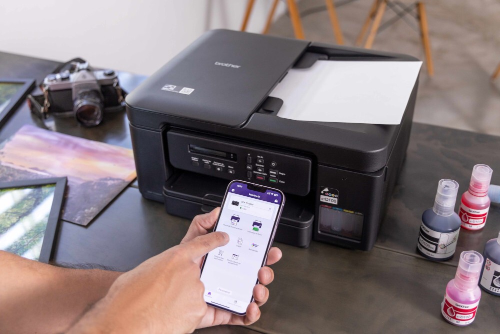 Brother DCP-T730DW DCPT730DWYJ1 atramentová multifunkcia.

Tlačte viac za menej peňazí s atramentovými fľaštičkami so super vysokou výťažnosťou a zásobníkmi atramentu s jednoduchým plnením, ktoré znižujú vaše náklady na farebnú tlač.

*Tlač s rýchlosťou až 16 ipm (obrazov za minútu)
* Automatická obojstranná tlač
* Jednoriadkový LCD displej
* 5 GHz WiFi a USB rozhranie
* Tlač priamo z alebo skenovanie do PC a mobilnej aplikácie
* Vstupný zásobník na 150 listov papiera, slot pre ručné podávanie, automatický podávač dokumentov (ADF) na 20 listov
* Atramentové fľaštičky s maximálnou výťažnosťou 7 500 čiernych strán, 5 000 farebných strán súčasťou dodávky

Formát tlačiarne: Atramentová - A4
Rozlíšenie [DPI]: Až do 2 400 × 600 dpi
Rýchlosť čiernej tlače [str/min]: 16,0 ipm
Rýchlosť farebnej tlače [str/min]: 16,0 ipm
Tlač prvej strany [sec]: 6,2 s (mono) / 6,5 s (farebne)
Max.
Pamäť [MB]: 128 MB

Obojstranná tlač: Áno (automatická)
Automatický podávač pre skenovanie: Áno (ADF, 20 listov)
Kapacita zásobníka [str]: 150 listov (hlavný zásobník) + 1 list (ručný podávač)
Rozhranie: USB 2.0, Wi-Fi 2,4/5 GHz, Wi-Fi Direct
Kapacita štartovacieho tonera [str]: BK: 2×7 500 strán, C/M/Y: 1×5 000 strán

Skenovanie
*Typ skenera: CIS (kontaktný obrazový snímač)
*Farebné a mono skenovanie: Áno
*Rýchlosť skenovania (A4) – jednostranne: 17,0 ipm (obr./min.) mono / 7,0 ipm (obr./min.) farebne
*Rozlíšenie skenovania z ADF: 600 x 600 dpi
*Rozlíšenie skenovania zo skla skenera: 1 200 x 2 400 dpi
*Interpolované rozlíšenie skenovania: Až 19 200 x 19 200 dpi (pomocou Brother Scanner Utility)
*Farebná hĺbka: 30 bitov (vstup) / 24 bitov (výstup)
*Stupne šedi: 10 bitov (vstup) / 8 bitov (výstup) 

Funkcie skenera
*Podporované formáty súborov: PDF, JPEG, TIFF
*Štandardné funkcie: Sken do E-mailu, obrázku a súboru
*Funkcie skenovania: Automatické narovnanie – iba z ADF (iPrint&Scan pre desktop)

Fax: Nie

Spotreba [W]: 16 W (kopírovanie)
Hlučnosť [dB]: cca 55 dB(A)
Rozmery [VxŠxH mm]: 183 × 390 × 343 mm
Hmotnosť [kg]: 7,90 kg

Podporované operačné systémy: Windows 11, ChromeOS (nativne), macOS (cez AirPrint)

Obsah balenia:
*Tlačiareň
*Atramentové fľaštičky (2× BK, 1× C/M/Y)
*Napájací kábel
*Stručný návod
*Záručný list

Záruka:  24 mes.