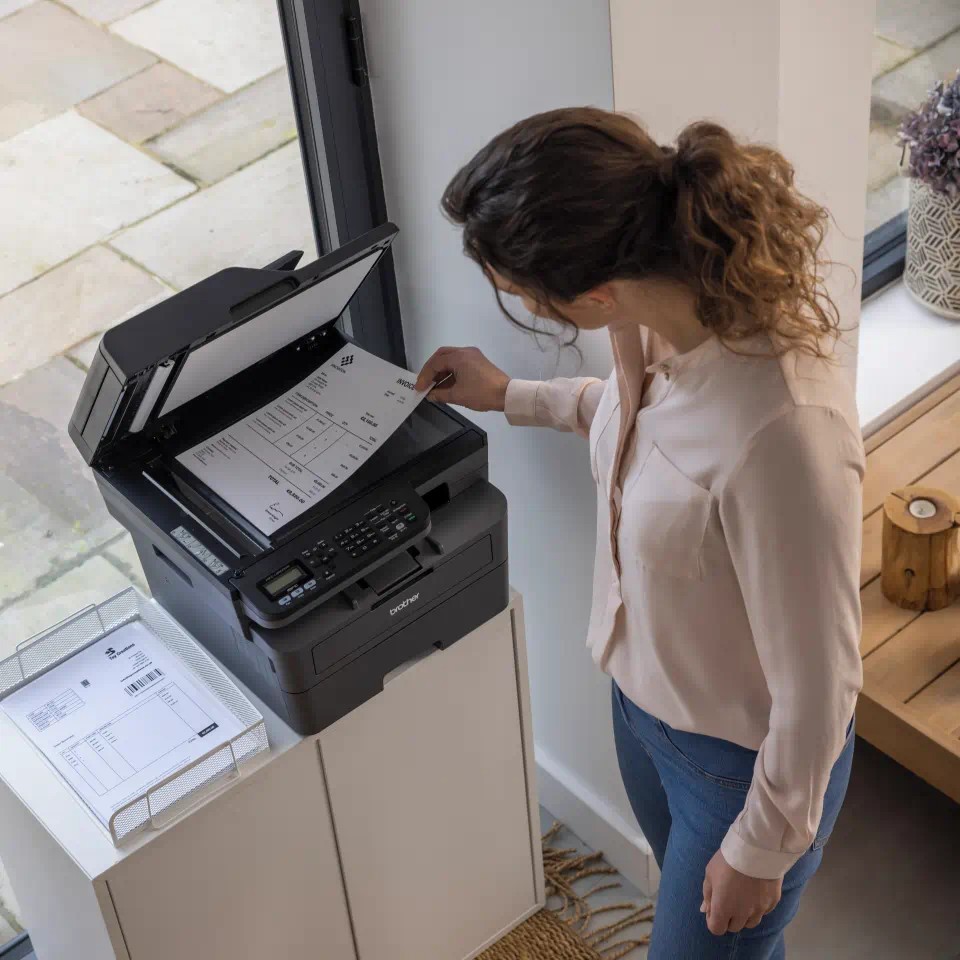 Brother MFC-L2802DN MFCL2802DNYJ1 laserová multifunkcia.
Tlač
Rýchlosť obojstrannej tlače na A4: 16Rozlíšenie: Až 1200 x 1200 dpiRýchlosť tlače na A4 (mono): 32 str./min.Automatická obojstranná tlač: ÁnoSkenovanie
Obojstranné skenovanie: NieRozlíšenie: Až 1200 x 1200 dpiSkenovanie do: Štandardná funkcia (*17) - Sken do e-mailu, OCR, obrázku a súboru, Sieťové skenovanie (*16) - Skenovanie do e-mailového servera a Sharepoint (len iPrint&Scan pre Windows)Rýchlosť: jednostranne: 22,5 obr./min čiernobielo a 7,5 obr./min farebne (*3)Typ skenera: CISKopírovanie
Obojstranné kopírovanie: NieRýchlosť kopírovania A4 (mono): 32 kópií./min.Rozlíšenie (mono): až 600 x 600 dpiFaxovanie
Faxový modem: 33.6 kb/sMožnosti pripojenia
Pripojenie: káblom cez Ethernet, USBLokálne rozhranie: Vysokorýchlostné USB 2.0Rozhranie káblovej siete: Rýchly Ethernet
 Spotrebný materiál a príslušenstvo
Spotrebný materiál: Toner v dodávke - 700 strán, Štandardný toner - TN2590 - 1 200 strán, Vysokokapacitný toner - TN2590XL - 3 000 strán, (*7)Jednotka fotovalca - DR2590 - približne 15 000 strán pri jednej stránke na tlačovú úlohuRozmery a hmotnosť
Rozmery balenia: 580 (Š) x 517 (H) x 434 (V) mm – 14,10 kgRozmery zariadenia: 410 (Š) x 399 (H) x 319 (V) mm – 11,6 kg
 Typy médií
Typy a veľkosti: Štandardný zásobník - A4, Letter, B5 (JIS), B5 (ISO), A5, A5 (na dĺžku), B6 (JIS), A6, Executive, A4 krátke, 16K (195 x 270 mm), Ručný podávač - Šírka 76,2 až 215,9 mm, Dĺžka 127 až 355,6 mm Obálka; COM-10, DL, C5, Monarch, Sklo skenera - Až do A4 / Letter, Automatická obojstranná tlač - A4Hmotnosti: Štandardný zásobník - Kancelársky papier, tenký papier, recyklovaný papier, hrubý papier 60 až 163 g/m2, Ručný podávač - Kancelársky papier, tenký papier, hrubý papier, hrubší papier, recyklovaný papier, hrubý papier, štítky, obálky, tenké obálky, hrubé obálky 60 až 163 g/m2, Automatická obojstranná tlač - Kancelársky papier, tenký papier, recyklovaný papier 60 až 105 g/m2,Manipulácia s papierom
Vstup papiera: Štandardný zásobník - 250 listov, Ručný podávač - 1 list, Automatický podávač dokumentov (ADF) - 50 listov, (*11)Výstup papiera: Výstup papiera - 120 listov A4, Tlač na obálky - Áno, z ručného podávača (*11)V balení
Zariadenie, toner, fotovalec, napájací kábel, stručný návod na obsluhu, záručný listZáruka24 mesiacov
 
!