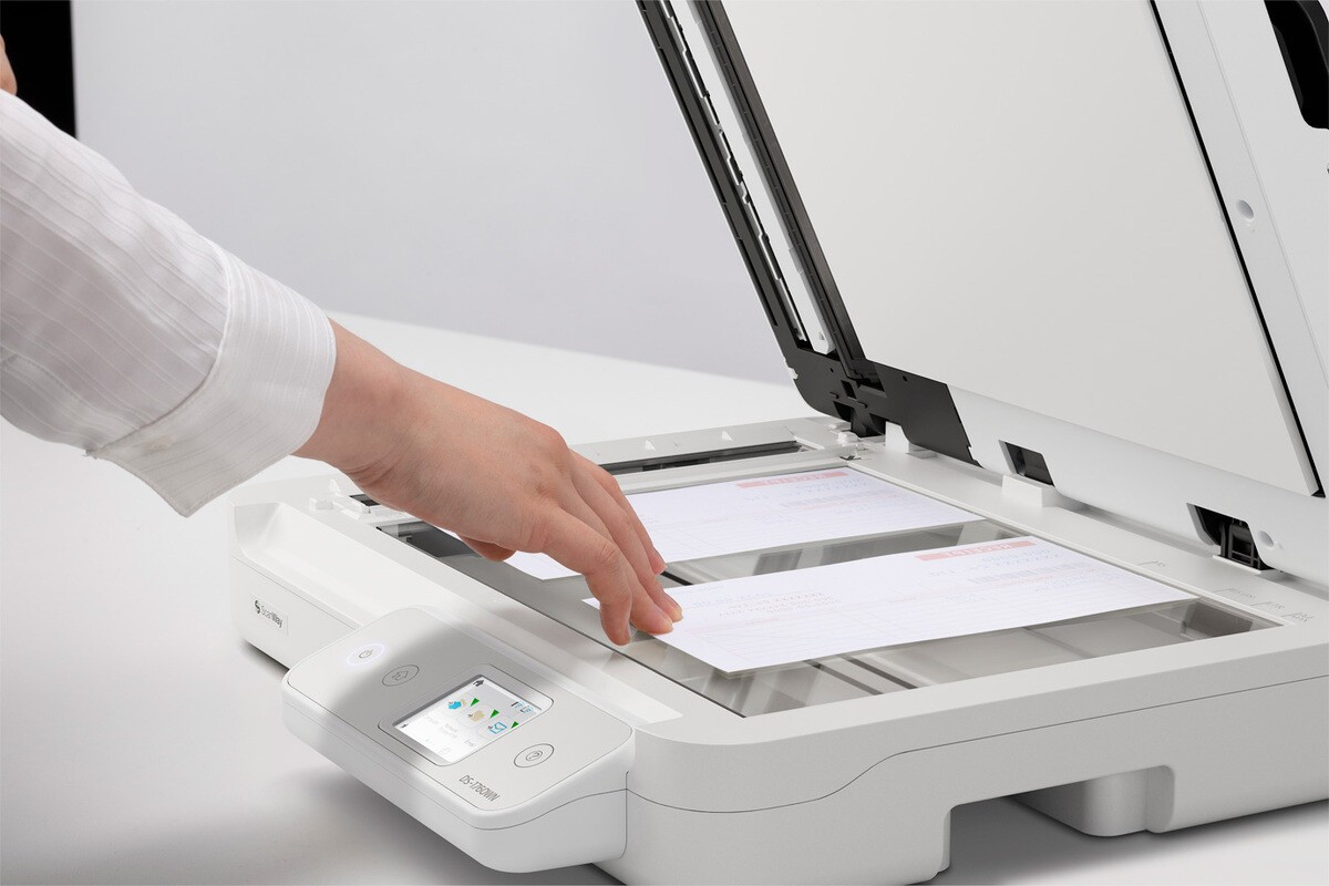 Epson Workforce DS-1760WN B11B274401 skener.
Optické rozlíšenie (ADF): 600 dpi × 600 dpi (horizontálne × vertikálne)
Skenovacie rozlíšenie: 1.200 dpi × 1.200 dpi (horizontálne × vertikálne)
Minimálna veľkosť dokumentu ADF: 89 mm × 127 mm (horizontálne × vertikálne)
Maximálna veľkosť dokumentu ADF: 2.159 mm × 5.588 mm (horizontálne × vertikálne)
Formáty papiera: A4 (21,0 × 29,7 cm), A5 (14,8 × 21,0 cm), A6 (10,5 × 14,8 cm), B5, B6, Letter, Letter Legal
Kategórie: Malé a kompaktné, sieť, bežná kancelária

SkennerZdroj svetla: Technológia ReadyScan LED
LCD displej: Typ – farebný, dotyková obrazovka; uhlopriečka – 6 cm

Rýchlosť skenovaniaČiernobielo: 30 str./min, rozlíšenie 200 / 300 dpi
Farba: 30 str./min, rozlíšenie 200 / 300 dpi
Čiernobielo: 60 obr./min, rozlíšenie 200 / 300 dpi
Farba: 60 obr./min, rozlíšenie 200 / 300 dpi

Spracovanie papiera/médiíKapacita papiera ADF: 60 listov
Gramáž papiera ADF: Automatické podávanie 50 – 120 g/m2
Typ automatického podávača dokumentov: Jednoprůchodové obojstranné skenovanie
Spoľahlivosť dennej kapacity: 3.000 strán
Automatický podávač dokumentov: Voliteľne
Plochý skener – formát dokumentu: A4, A5, A6, B5, B6, Letter, Letter Legal, vizitky, plastové kartyDuplexné skenovanie: ÁnoFunkcia skenovaniaVýstupné formáty: BMP, JPEG, TIFF, multi-TIFF, PDF, prehľadávateľné PDF, zabezpečené PDF, PDF/A, PNG
Vlastnosti kompresie súborov: Hardvérová kompresia JPEG, kompresia TIFF (JPEG(7), CCITT G4, LZW), kompresia PDF, kompresia JPEG
Skenovací objem: 3.000 strán za deň

Možnosti pripojenia riadiacej jednotkyRozhranie: USB 2.0, Ethernet (1000 Base-T / 100-Base TX / 10-Base-T), Wi-Fi Direct, hostiteľ USB, podpora Wi-Fi 802.11k/v/r

Všeobecné informácieNapájanie: AC 220 V – 240 V
Rozmery: 425 × 374 × 135 mm (šírka × hĺbka × výška)
Hmotnosť: 4,94 kg
Ovládače: TWAIN, ISIS, Epson Scan2 (TWAIN), SANE (Linux), WIA (Windows)
Obsiahnutý softvér: Document Capture Pro, Epson Device Admin (správca zariadení Epson), Epson Document Capture (iba Mac), Epson SmartPanel
Kompatibilné operačné systémy: macOS 10.15 a novšie, Windows 7, 8, 8.1, 10, 11, Windows Server 2008 (32/64bit), 2012 (64bit), 2016, 2022

Prevádzkové podmienkyVlhkosť vzduchu: Prevádzka 15 % – 60 %, skladovanie 15 % – 85 %
Teplota: Skladovanie -25 °C až 60 °C

Obsah dodávkyHlavné zariadenie, napájací kábel, sprievodca rýchlou inštaláciou, USB kábel, záručný list
