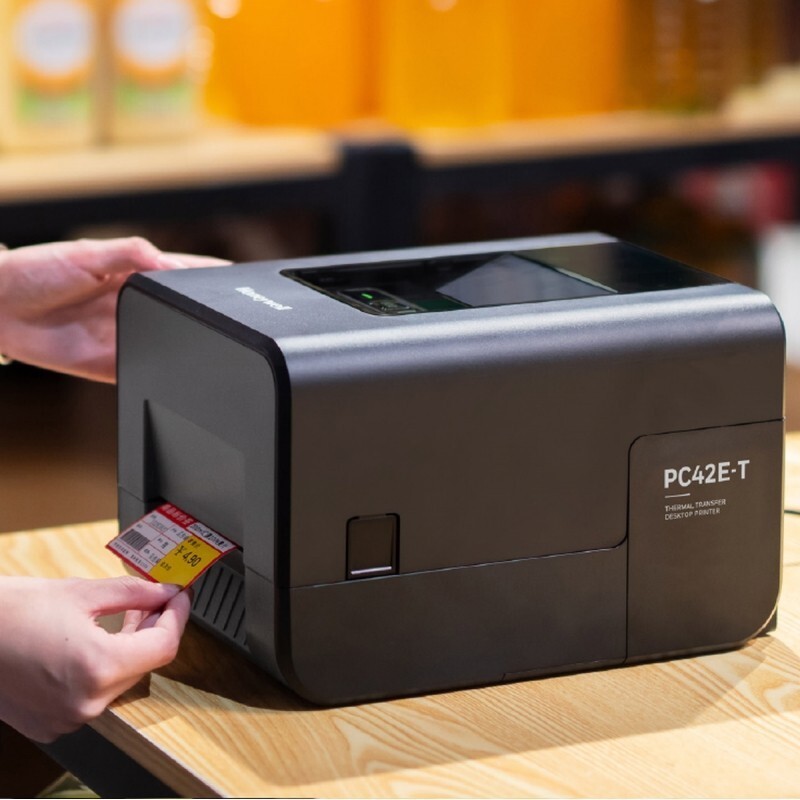 Honeywell PC42E-T PC42e-TW02200, tlačiareň štítkov, 8 dots/mm (203 dpi), USB, Ethernet, white.
203 dpi/300 dpiSpôsob tlače
Termotransfer a technológia priamej tlačeRýchlosť tlače
1-6 ips2D čiarové kódy
Všetky hlavné 2D čiarové kódyMÉDIÁMaximálna dĺžka pásky
300Maximálny priemer role média
127Typ tlačového média
Etiketa, farbiaca páskaFUNKCIAKompatibilný softvér
BarTenderAplikácia
Ľahká výroba
Maloobchodný predaj
SkladVlastnosti
Viacjazyčný