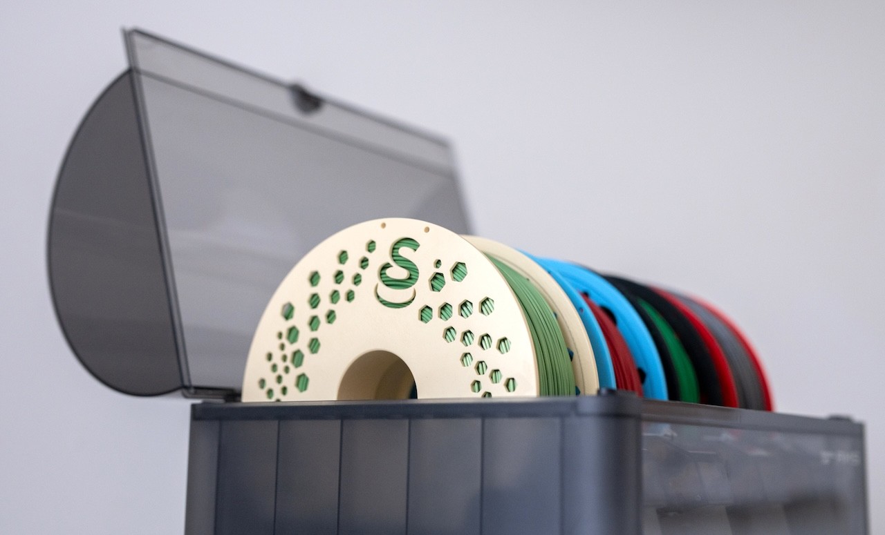 Spectrum 81337 ReFill filament, ASA-X, 1kg, 1.75mm, 1.75mm BK.
Vlastnosti materiálu

tepelná odolnosť HDT – 95°C
Teplota mäknutia Vicata – 101°C
vynikajúca odolnosť voči vonkajšiemu pôsobeniu
odolnosť proti UV žiareniu
možnosť tlače na stolných tlačiarňach bez vyhrievanej komory
matný, karbonizovaný tlačový povrch
dokonalá súdržnosť vrstiev
ľahká tlač



Aplikácie

funkčné prototypy
výrobné nástroje
výroba puzdier a krytov
výroba dielov podliehajúcich abrazívnemu opotrebeniu
výrobné nástroje
súčiastky vyžadujúce odolnosť voči vonkajšiemu pôsobeniu