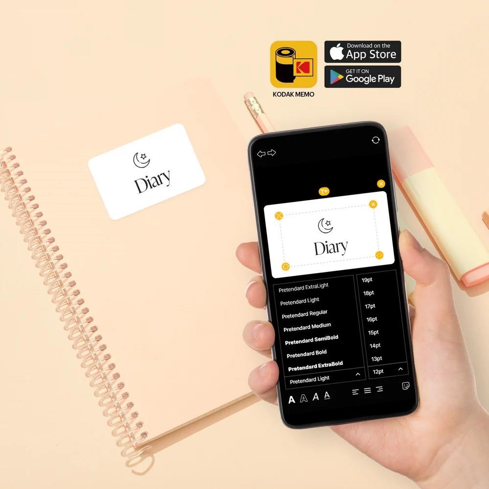 KODAK fotoaparát s tiskárnou štítků MemoShot Era MS100.
Fotoaparát s tlačou etikiet inšpirovaný ikonickým dizajnom filmových kaziet Kodak.
Kazety sú vyrobené z papiera bez BPA, v lekárskej kvalite, vyrobeného v Kórei, a sú bezpečné pre všetkých používateľov.
Mobilný OS: iOS, Android
Pripojenie: Bluetooth

Tlač
Technológia tlače: termotlač (iba čiernobiela tlač)
Veľkosť etikety: 2,7 × 1,8
