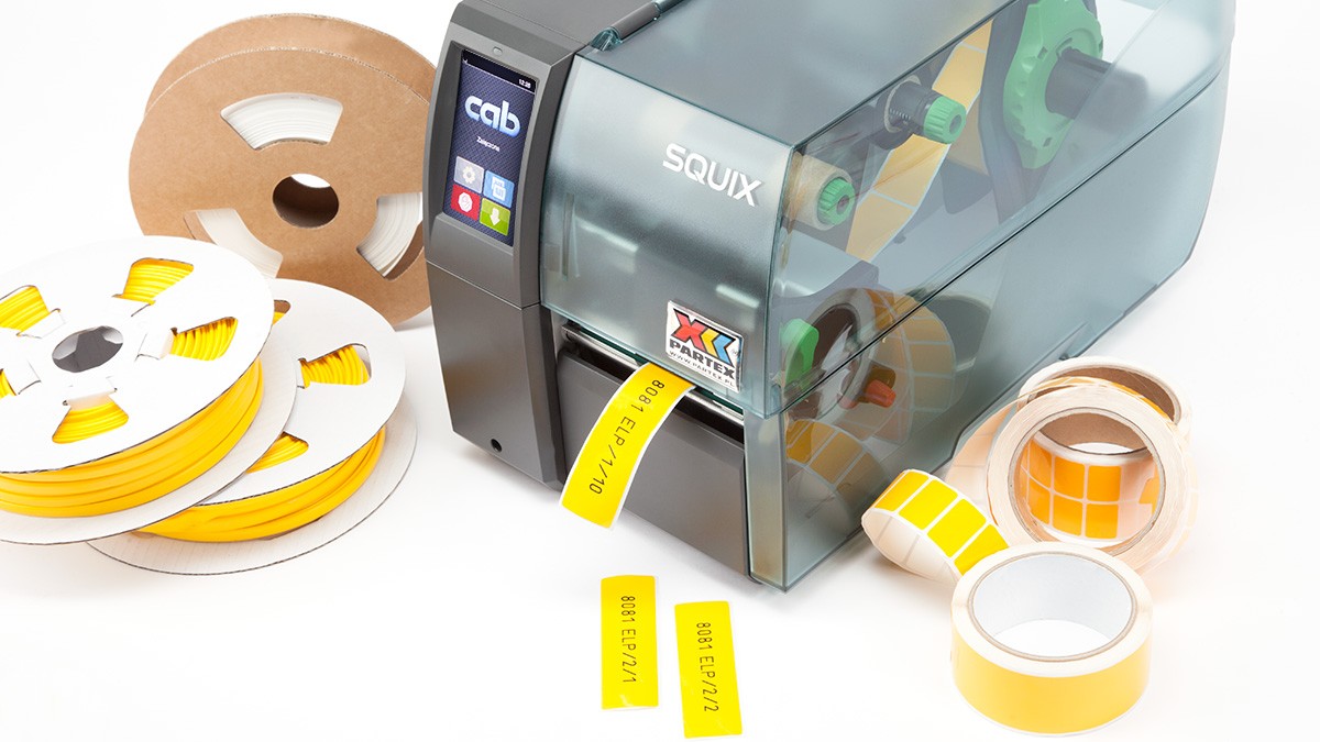 Partex MK10-SQUIX tlačiareň štítkov.
Vhodná pre veľkoobjemovú tlač návlekov na káble a elektrické prístroje
Podáva, tlačí a perforuje profily
Dotykový displej - jednoduchá a rýchla obsluha
Tlač ovládaná pomocou softvéru Promark Creator
Ideálna pre priemyselné využitie
Umožňuje pripojenie pomocou USB portu a Wi-Fi modulu
Prevádzková teplota - 0 °C do 40 °C
Skladovacia teplota - 0 °C do 60 °C
Termotransferová tlač
Rozlíšenie tlače až 300 dpi
Výška textu - 460 mm
Pamäť - 256 MB RAM, 50 MB IFFS

Farbiace pásky:Typ BK510 vhodný pre: PO, POZ, PP+/PPA, PPQ, PKZ, PHZ/PHZF, HFS/HFD.
Typ BK2020 vhodný pre: POZ, PP+/PPA, PKZ, PHZ/PHZF, MSS/MSD, HFS/HFD, EFS/EFD, NFS/NFD, SGS/SGD, CMD, CML, CMM, EPF
Typ FTI-M vhodný pre: MSS/MSD, EFS/EFD, CML, EPF
Typ HT vhodný pre: ETS/ETD, CMT