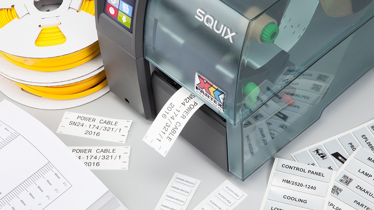 Partex MK10-SQUIX tlačiareň štítkov.
Vhodná pre veľkoobjemovú tlač návlekov na káble a elektrické prístroje
Podáva, tlačí a perforuje profily
Dotykový displej - jednoduchá a rýchla obsluha
Tlač ovládaná pomocou softvéru Promark Creator
Ideálna pre priemyselné využitie
Umožňuje pripojenie pomocou USB portu a Wi-Fi modulu
Prevádzková teplota - 0 °C do 40 °C
Skladovacia teplota - 0 °C do 60 °C
Termotransferová tlač
Rozlíšenie tlače až 300 dpi
Výška textu - 460 mm
Pamäť - 256 MB RAM, 50 MB IFFS

Farbiace pásky:Typ BK510 vhodný pre: PO, POZ, PP+/PPA, PPQ, PKZ, PHZ/PHZF, HFS/HFD.
Typ BK2020 vhodný pre: POZ, PP+/PPA, PKZ, PHZ/PHZF, MSS/MSD, HFS/HFD, EFS/EFD, NFS/NFD, SGS/SGD, CMD, CML, CMM, EPF
Typ FTI-M vhodný pre: MSS/MSD, EFS/EFD, CML, EPF
Typ HT vhodný pre: ETS/ETD, CMT