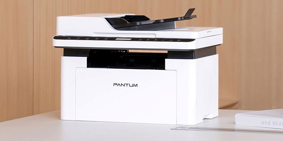 Pantum BM2300AW laserová multifunkcia.

Funkcia 3v1 – tlač, kopírovanie, skenovanie

Rýchlosť tlače až 23 strán/minútu

Rozlíšenie 1200 × 1200 dpi

Wi-Fi, USB, Bluetooth + podpora AirPrint a Mopria

Tlač z mobilných zariadení

Zásobník na 150 listov

Kompaktné prevedenie a nízka spotreba energie

Kompatibilita s Windows, MacOS, Linux, iOS a Android

Obsah balenia: Pantum BM2300AW laserová multifunkcia, štartovací toner, napájací kábel, používateľská príručka
 
!