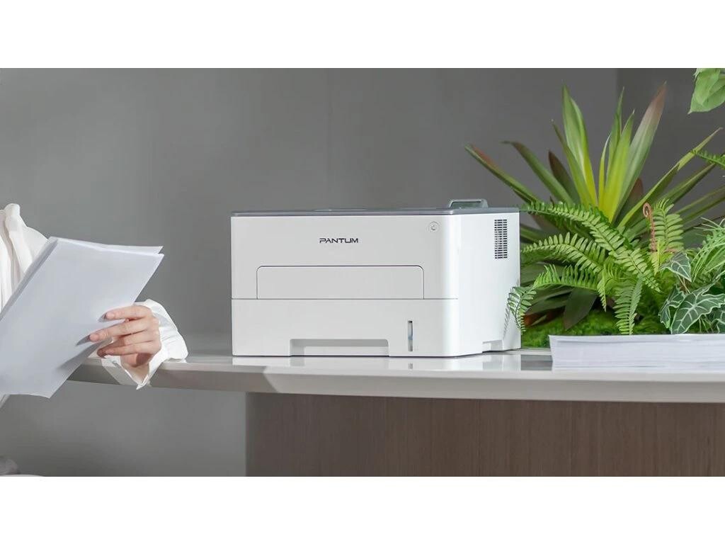 Pantum P3010DW laserová tlačiareň.

Rýchlosť tlače: až 30 strán za minútu
Automatická obojstranná tlač (duplex)
Konektivita: USB, Wi-Fi, Ethernet a NFC
Rozlíšenie až 1200 × 1200 dpi
Kapacita zásobníka: 250 listov, odporúčaný mesačný objem 3 000 strán
Ekonomická prevádzka: oddelený toner a obrazový valec
Jednoduchá inštalácia a jednoduchá údržba
Rýchle prebudenie z úsporného režimu
Profesionálna čiernobiela tlač

Obsah balenia
Laserová tlačiareň Pantum P3010DW, štartovací toner (cca 1 000 strán), napájací kábel a USB kábel, používateľská príručka a inštalačný návod