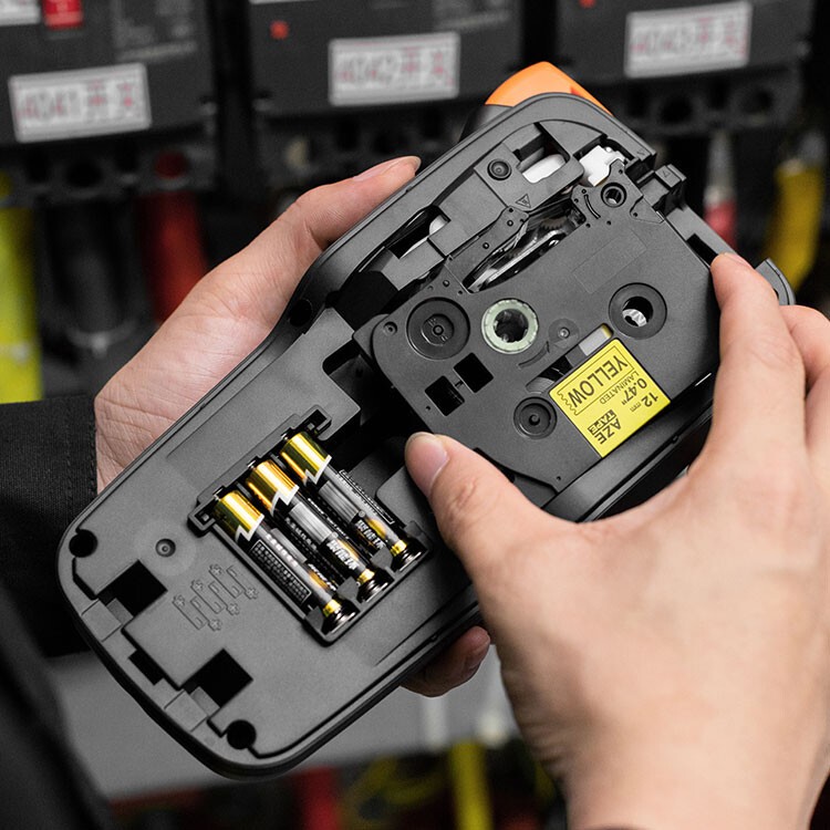 PONY E1000 PRO štítkovač.
Tlač pomocou termotransferovej technológie
Disponuje displejom a klávesnicou s multifunkčným tlačidlom
Vhodná pre priemyselné značenie
Dokáže automaticky utiahnuť kazetu s páskou, aby nedošlo k uvoľneniu počas manipulácie v teréne
Obsahuje funkciu ukladania posledného dizajnu štítku do pamäte
Je možné napájať pomocou batérií ale aj pomocou sieťového adaptéra
Rozlíšenie tlače - 180 dpi
Rýchlosť tlače - 20 mm/s
Ručný odstrih pásky
Podporuje 22 jazykov
Umožňuje tlač až na 4 riadky
Potlačí pásky šírky 3.5mm, 6mm, 9mm až 12mm