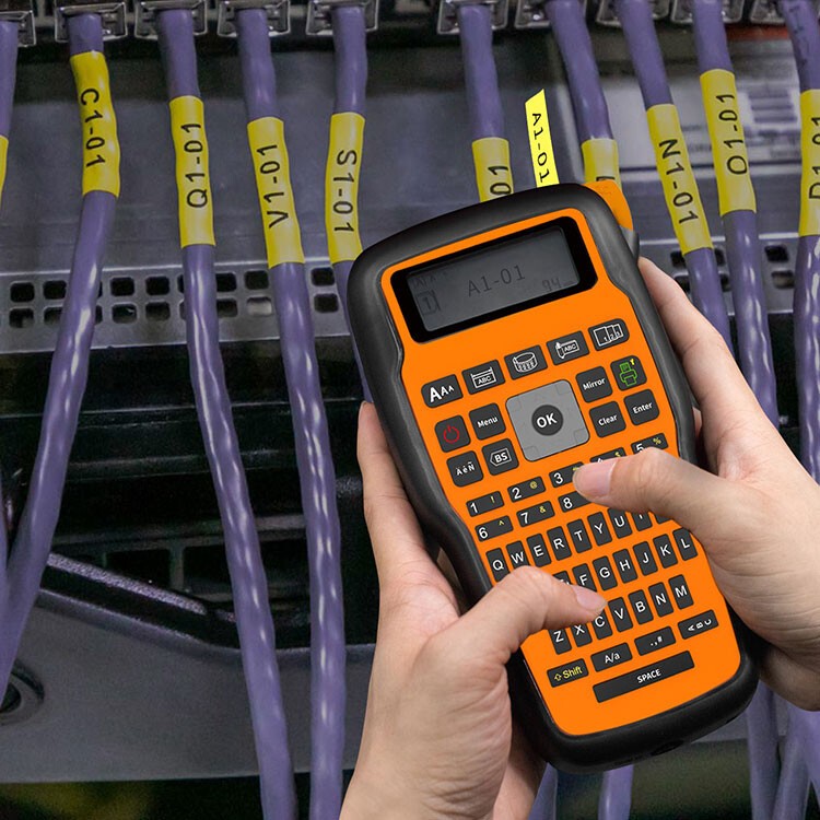 PONY E1000 PRO štítkovač.
Tlač pomocou termotransferovej technológie
Disponuje displejom a klávesnicou s multifunkčným tlačidlom
Vhodná pre priemyselné značenie
Dokáže automaticky utiahnuť kazetu s páskou, aby nedošlo k uvoľneniu počas manipulácie v teréne
Obsahuje funkciu ukladania posledného dizajnu štítku do pamäte
Je možné napájať pomocou batérií ale aj pomocou sieťového adaptéra
Rozlíšenie tlače - 180 dpi
Rýchlosť tlače - 20 mm/s
Ručný odstrih pásky
Podporuje 22 jazykov
Umožňuje tlač až na 4 riadky
Potlačí pásky šírky 3.5mm, 6mm, 9mm až 12mm